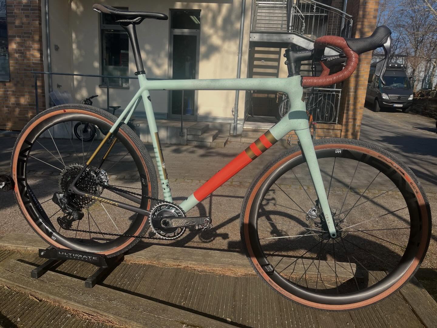 👑 Der König ist zu Hause!
Mit unserem Rad der Woche ist der König des Cyclocross vorübergehend bei uns eingezogen:
das @iamspecialized_road S-Works Crux.
Leicht, kompromisslos schnell und mit einem Farbton, der sofort alle Blicke auf sich zieht. Eine Maschine, die einfach auffallen muss. 🔥
#bikepointdresden #specialized #sworks #crux #cyclocross