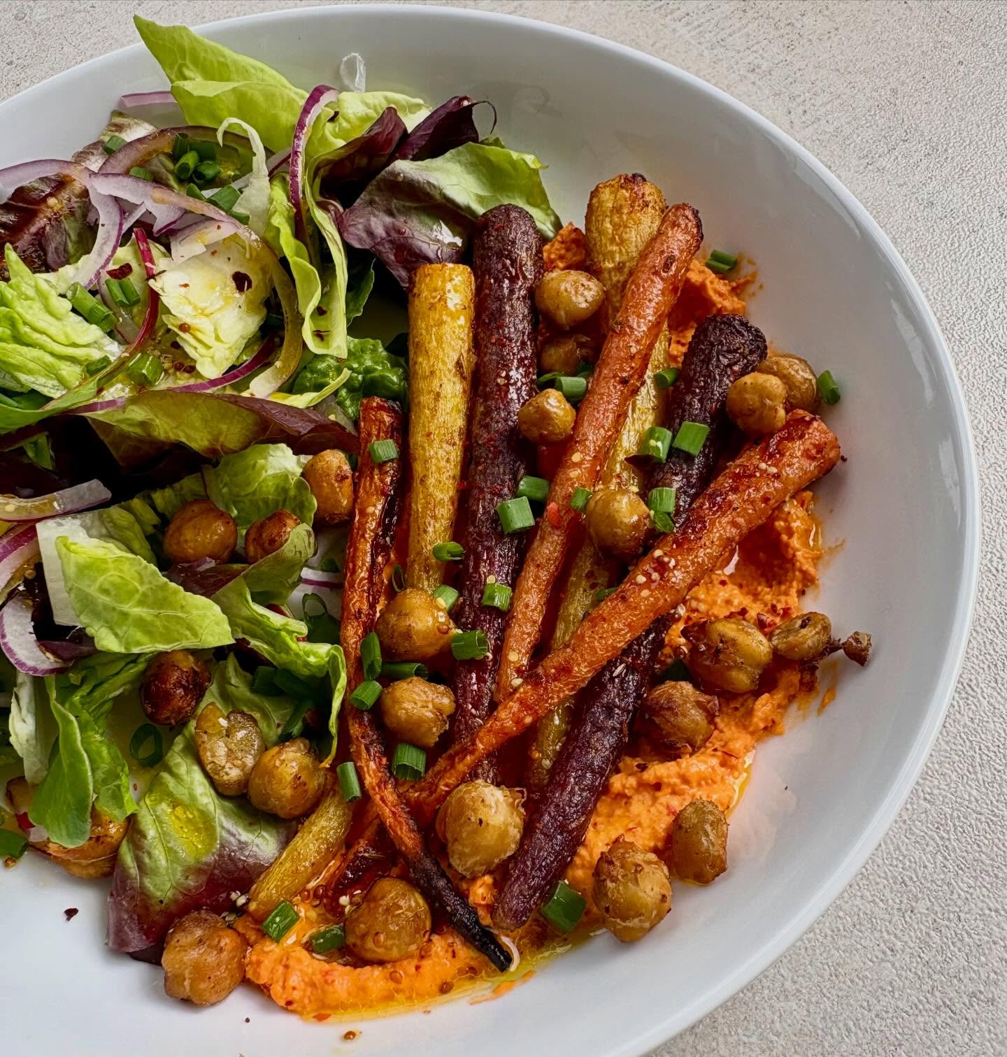 Spotted these beautiful heritage carrots in @waitrose and had to buy them! Roasted them in cumin seeds, ground cumin and a drizzle of extra virgin olive oil, along with some @boldbeanco chickpeas. Served them on a bed of red pepper hummus and topped with some Turkish pepper flakes (my new favourite ingredient) and some chopped chives.
#carrots #healthyeating #carrotrecipes