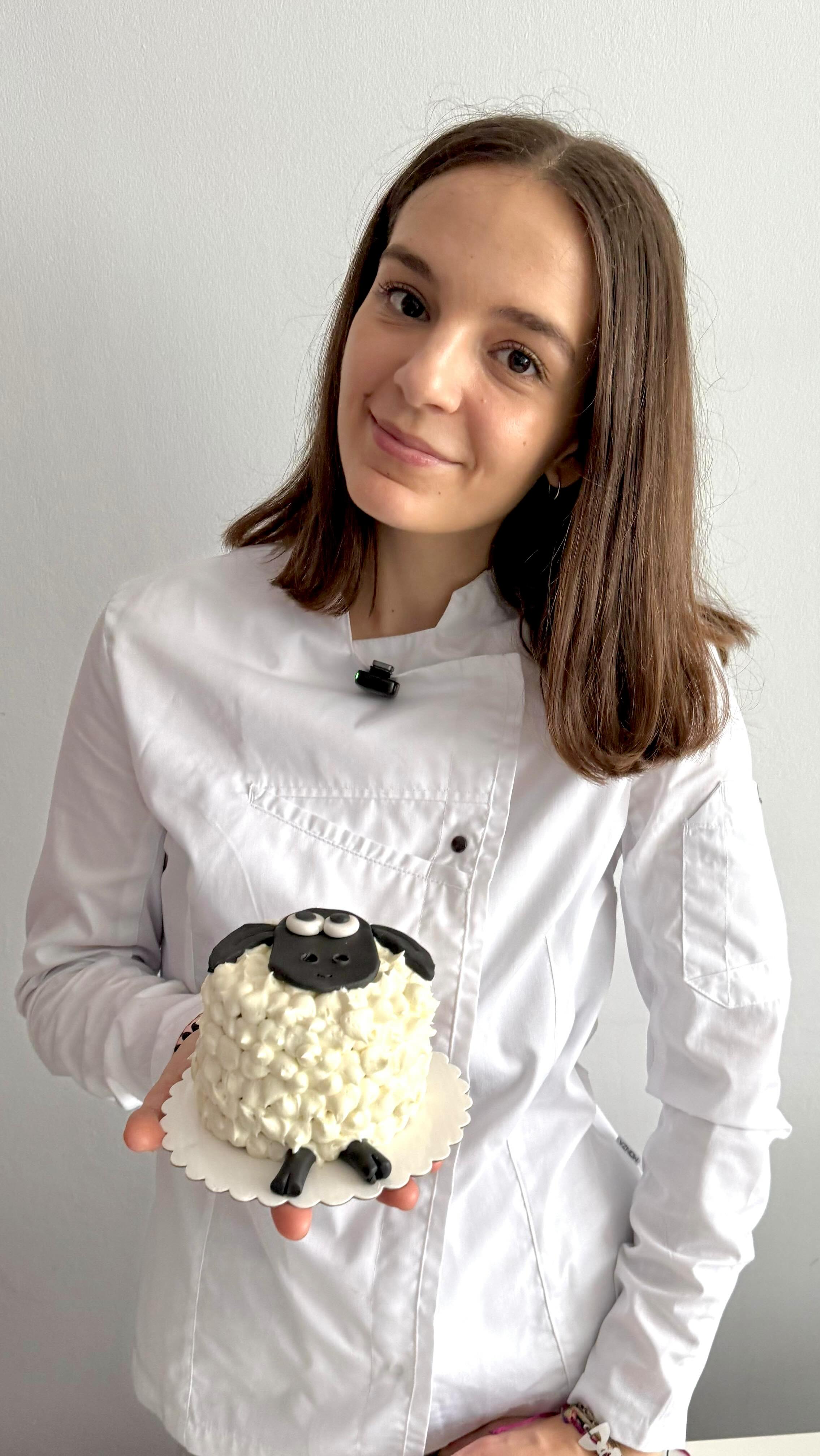 TALLER TARTA OVEJITA??
El próximo 21 de marzo organizamos un taller para adultos y niños, donde aprenderemos paso a paso a decorar esta adorable mini tarta ovejita.
Una experiencia divertida para compartir, crear y llevarte tu tarta a casa ?
? 21 de marzo
⏰ 16:30 – 17:30 h
? Numaluma (Castelldefels)
? 29 € (material incluido)
?Adulto + niño (apto para todas las edades)
⚠️ Plazas limitadas — reserva previa
? Escríbenos por DM o por WhatsApp al 614 274 640 para reservar tu plaza
#tallerinfantil #tarta #taller #familia #pasteleria