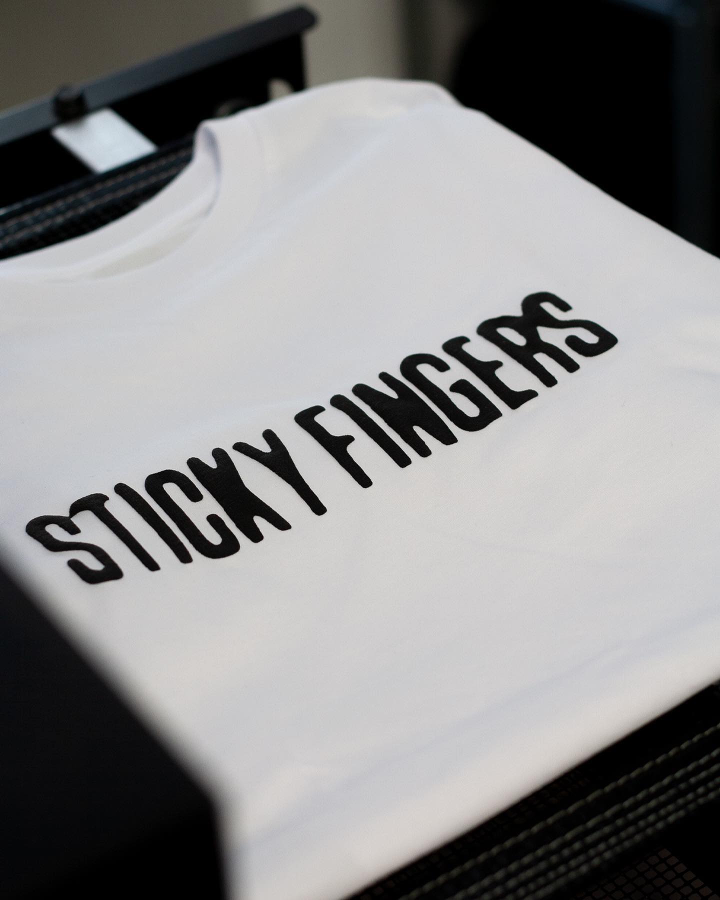 Tour Merch ?
Stanley & Stella Shirt mit Puff Print für @stickyfingersband
Dankeschön??
#screenprinting #siebdruck #goodproducts #puffprint #druckstudio #tattoomerch #stanleystella handmadeprint #illustration #screenprint #merchandise #branding
