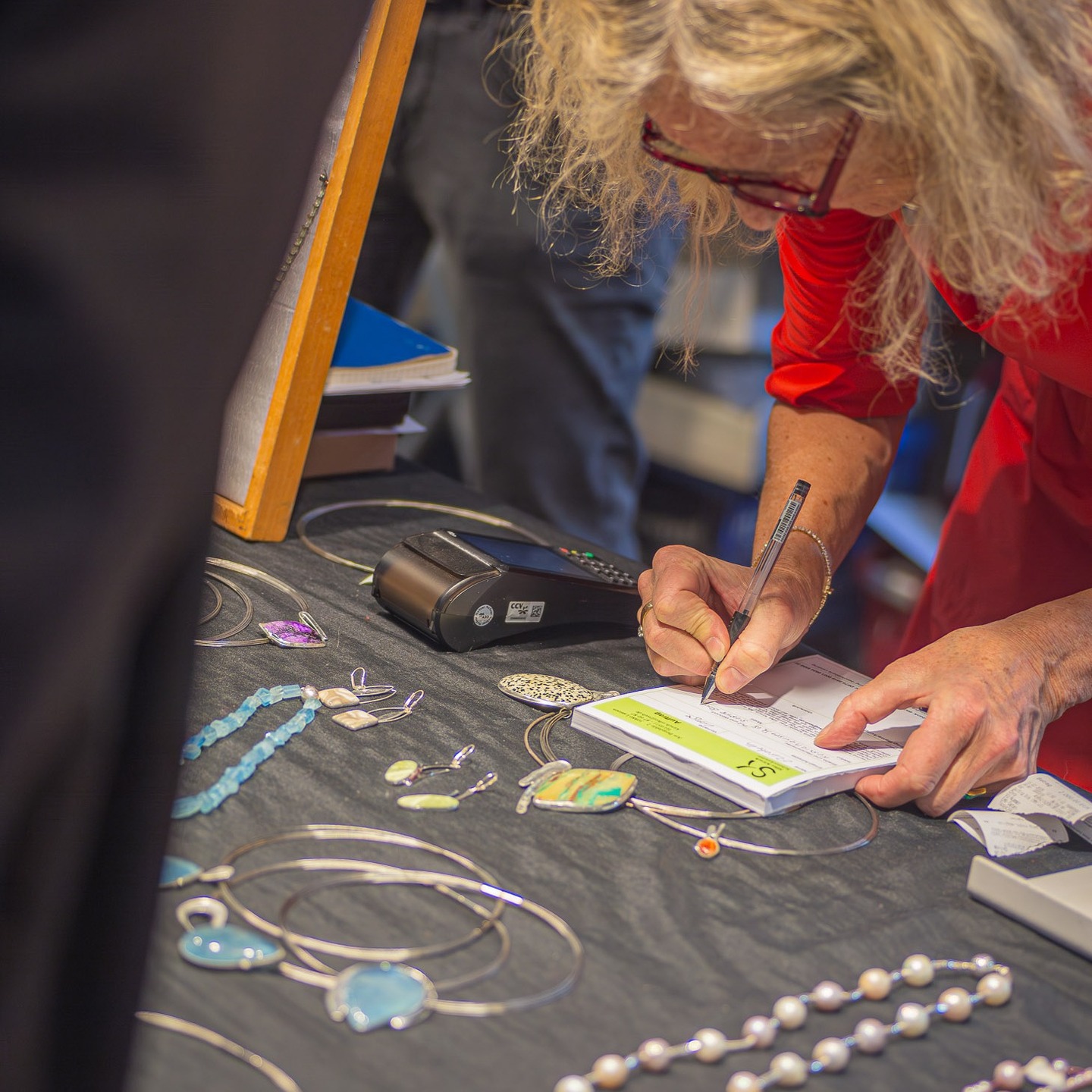 ✨ Edelsteintage Hannover 2026 ✨
In einer Woche ist es soweit!
Am 21. + 22. März verwandelt sich die Glashalle im HCC wieder in ein Paradies für Mineralien- und Schmuckliebhaber.
Über 60 internationale Aussteller präsentieren seltene Mineralien, funkelnde Kristalle, Fossilien, Schmuckstücke und viele besondere Sammlerstücke.
💎 Entdecken
💎 Staunen
💎 Schätze finden
Ein echtes Familienevent:
Kinder bis 14 Jahre haben in Begleitung freien Eintritt.
📍 Glashalle im HCC – Hannover
📅 21.–22.03.2026
Wir freuen uns auf euch! ✨
#edelsteintage #hannover #mineralien #edelsteine #kristalle #fossilien #schmuck #mineralienbörse #edelsteinenergie #familienevent #crystalevents