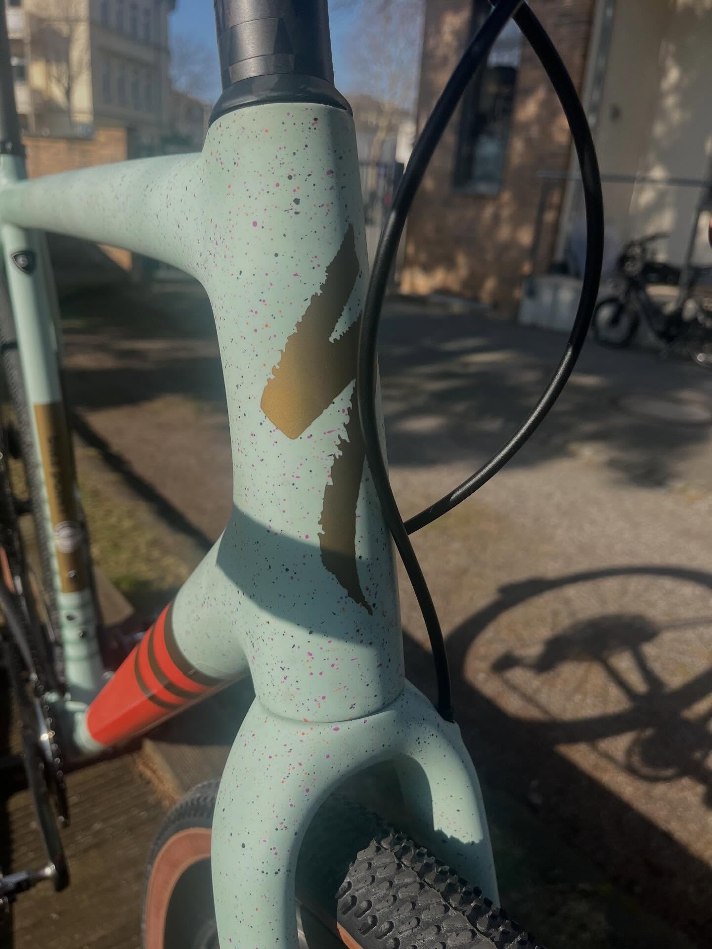 👑 Ehre, wem Ehre gebührt!
Beim König des Cyclocross wird natürlich nicht nur aufs Budget geschaut.
Hier heißt es ganz klar: Nicht kleckern, sondern klotzen. 💎
Allen voran die edle @sramroad RED Schaltgruppe mit MTB-Genen – gemacht für kompromisslose Performance im Gelände.
Doch auch die restlichen Parts spielen ganz oben mit:
✨ @ceramicspeed Innenlager
✨ @alpitude_components GPS Holder
Wenn schon König, dann auch mit Krone aus den feinsten Komponenten. 👑
#bikepointdresden #sworks #crux #sramred #ceramicspeed