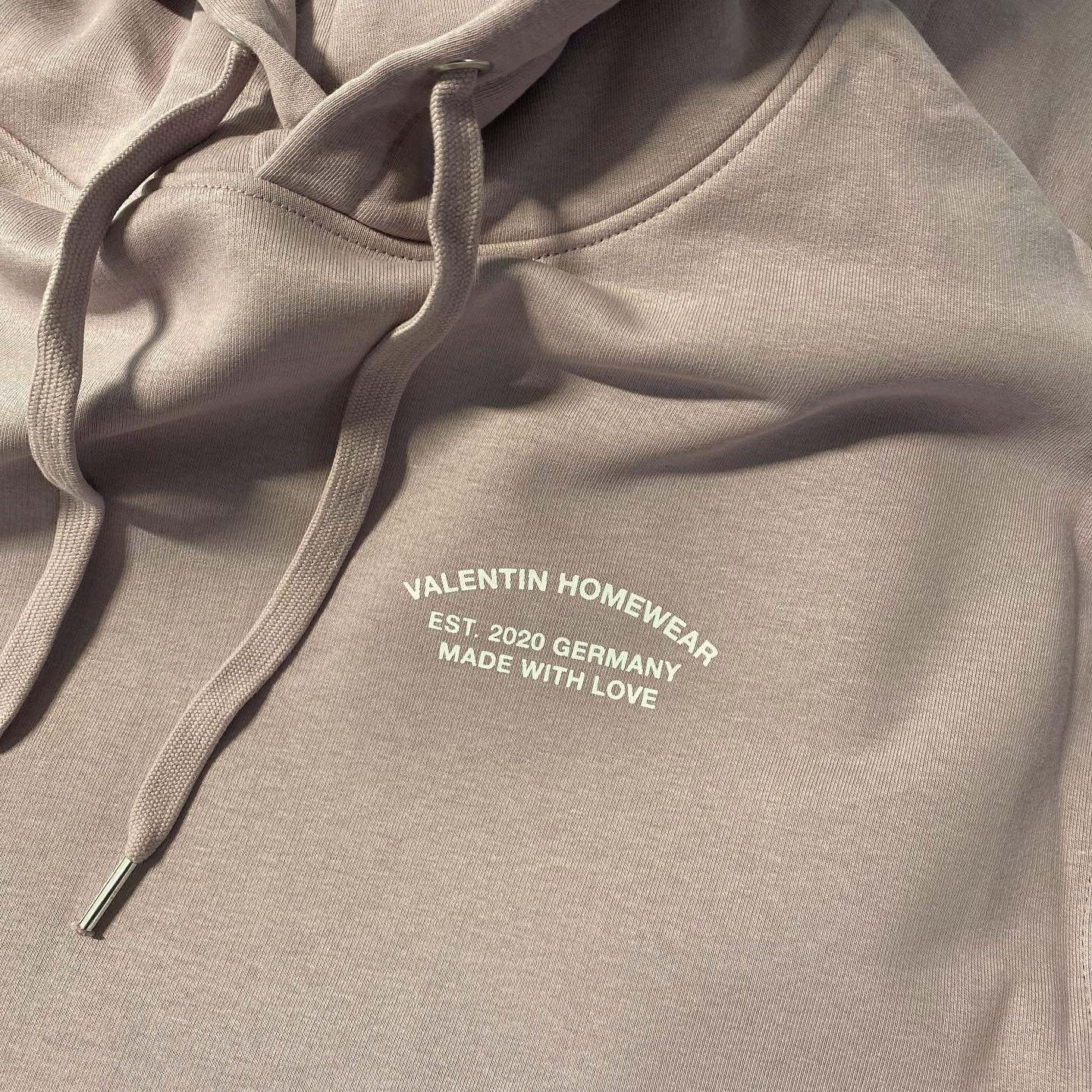 Homewear für @valentinkosmetik
Detailreiche Typo auf schwerer Bio-Baumwolle ? 350gsm/Fair-Wear.
#screenprinting #siebdruck #fairwear #biobaumwolle #homewear #handmadeprint #branding #siebdruckwerkstatt #druckstudio #veganclothing #mechandise