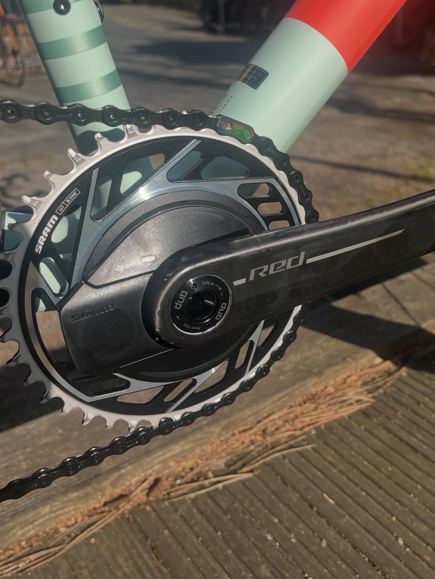 👑 Ehre, wem Ehre gebührt!
Beim König des Cyclocross wird natürlich nicht nur aufs Budget geschaut.
Hier heißt es ganz klar: Nicht kleckern, sondern klotzen. 💎
Allen voran die edle @sramroad RED Schaltgruppe mit MTB-Genen – gemacht für kompromisslose Performance im Gelände.
Doch auch die restlichen Parts spielen ganz oben mit:
✨ @ceramicspeed Innenlager
✨ @alpitude_components GPS Holder
Wenn schon König, dann auch mit Krone aus den feinsten Komponenten. 👑
#bikepointdresden #sworks #crux #sramred #ceramicspeed