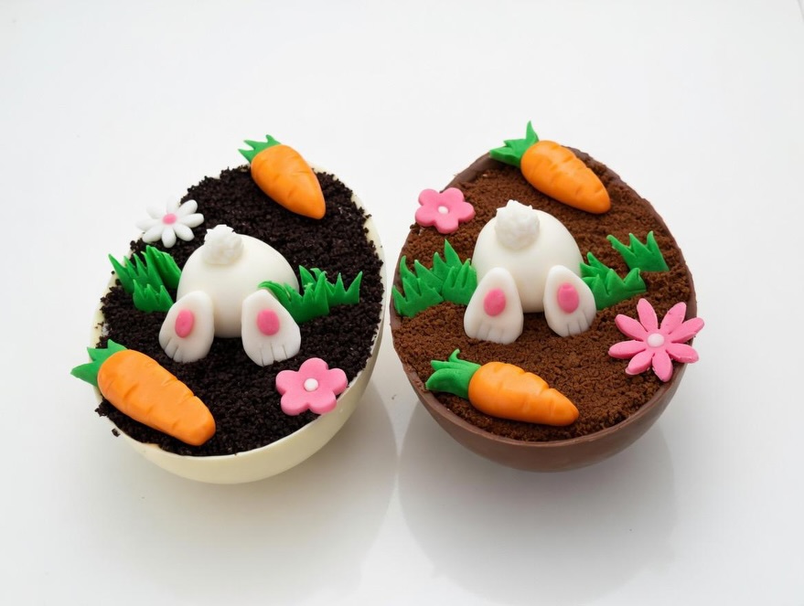 PASCUA?
Os presentamos los huevos de pascua que traemos este año, llenos de mucho chocolate y cariño??
? Oreo: chocolate blanco relleno de crema de Oreo y bizcocho, decorado con tierra de Oreo
? Kinder: chocolate con leche relleno de crema Kinder, bizcocho de chocolate y tierra de galleta de chocolate
? Huevos personalizados con la temática que quieras
? Huevo oso de chocolate con leche
? Huevo cebra de chocolate blanco
⚡ Huevo Harry Potter de chocolate blanco
? Huevo de chuches (chocolate a elegir)
? Pedidos disponibles en nuestra web: carlasdesserts.com
⚠️ Unidades limitadas por encargo
#pascua #huevodepascua #oreo #kinder #chocolate