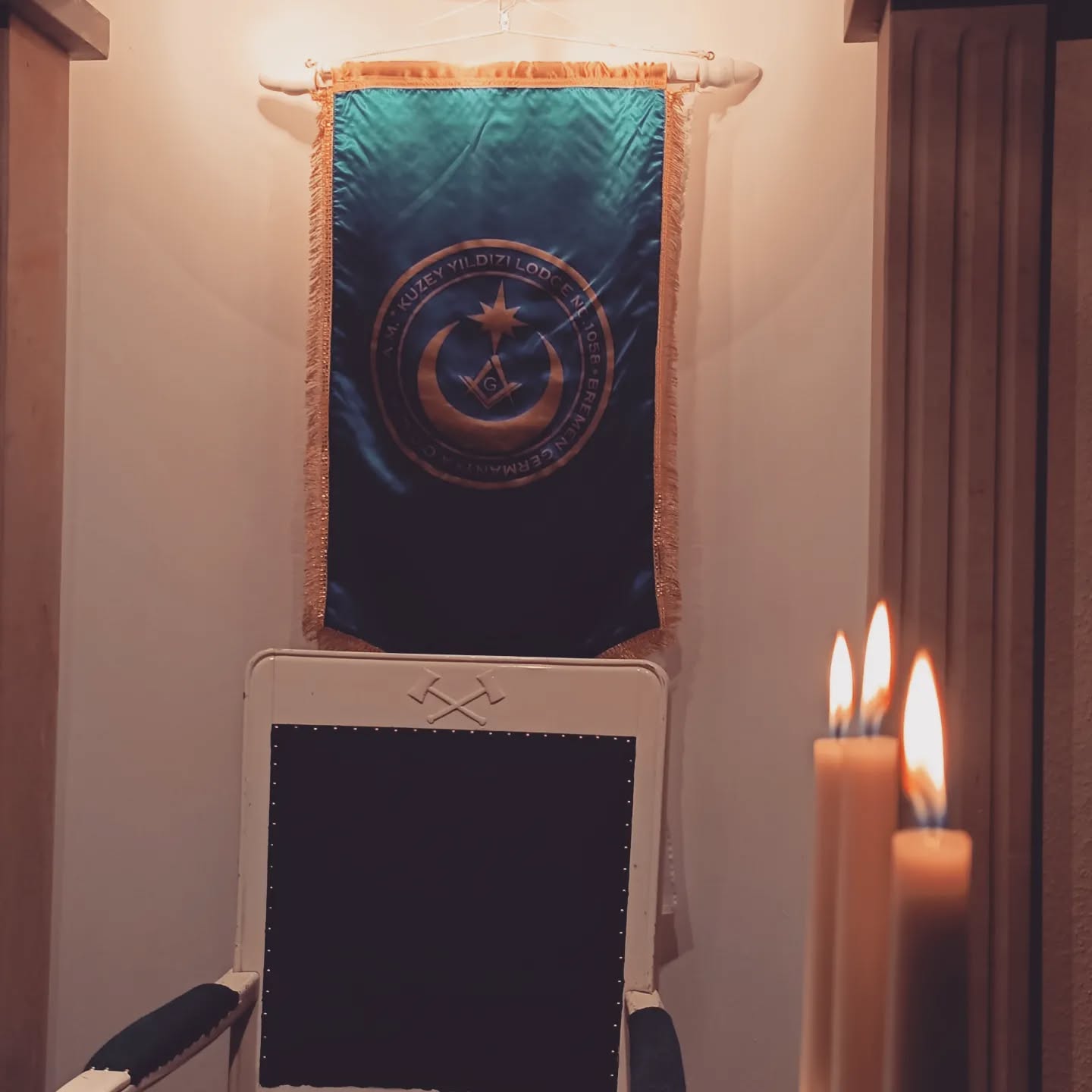 Gestern sind wir zu Besuch bei unserer Tochterloge kuzey yildizi in Delmenhorst gewesen. Obwohl in dieser Loge türkisch gesprochen wird, konnten wir der beeindruckenden Aufnahme zweier Suchenden gut folgen. Das Ritual der Freimaurer ist nicht ausschließlich abhängig von einer Sprache.
Kuzey yildizi ist eine North Sea Armed Forces Lodge, welche unter der Jurisdiktion der American Canadian Grand Lodge arbeitet. Brüder aus Schottland, der Türkei und Deutschland waren vertreten.
Vielen Dank für diesen schönen Abend unter Brüdern!
#herderloge #freimaurer #3wk #freemason #acgl #lodge #grandlodge #nordstern #bruderkette