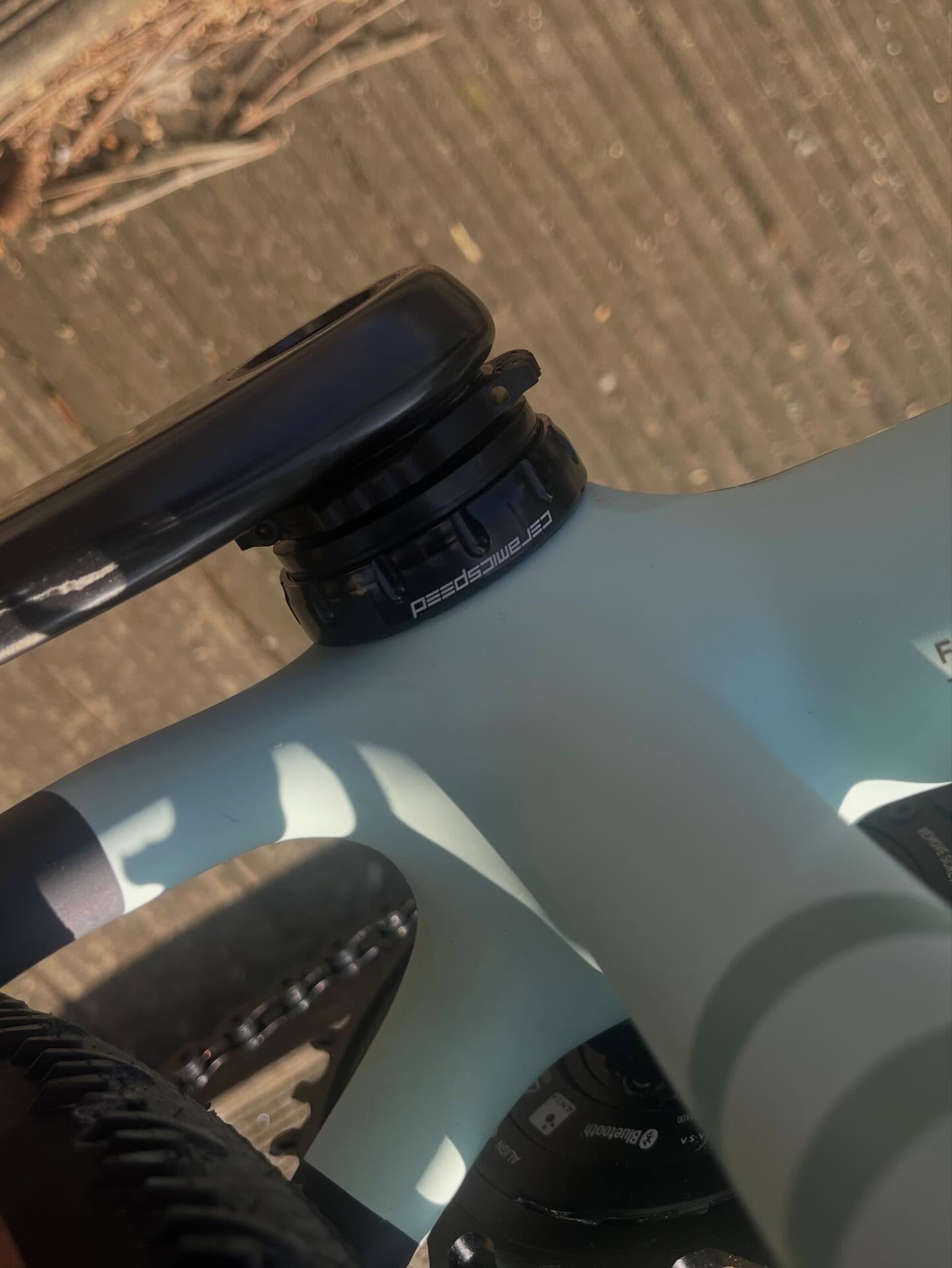 👑 Ehre, wem Ehre gebührt!
Beim König des Cyclocross wird natürlich nicht nur aufs Budget geschaut.
Hier heißt es ganz klar: Nicht kleckern, sondern klotzen. 💎
Allen voran die edle @sramroad RED Schaltgruppe mit MTB-Genen – gemacht für kompromisslose Performance im Gelände.
Doch auch die restlichen Parts spielen ganz oben mit:
✨ @ceramicspeed Innenlager
✨ @alpitude_components GPS Holder
Wenn schon König, dann auch mit Krone aus den feinsten Komponenten. 👑
#bikepointdresden #sworks #crux #sramred #ceramicspeed