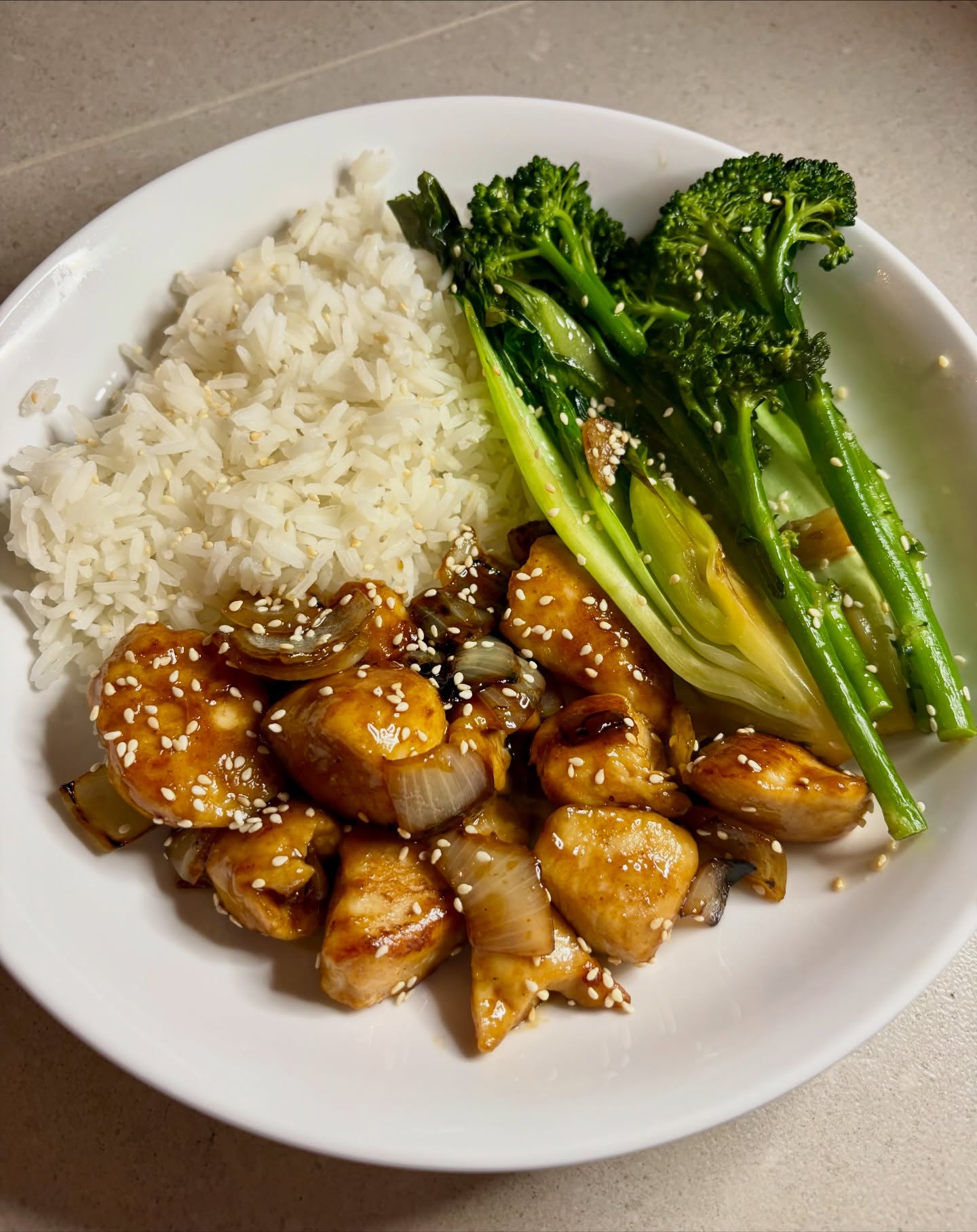 I thought I was making cashew chicken tonight but the cashews were out of date ?and I didn’t have a pepper, so this is cashew chicken without cashews (or peppers)! Anyway was still yummy! Marinated cubed chicken breast in shaoxing, cornflour and salt before stir frying with onion, garlic and ginger. Then added a sauce of shaoxing, light soy, oyster sauce and sesame oil.
For the veg, I steamed some tenderstem broccoli for a few mins then plunged it into cold water so it kept its colour. I quartered a large Pak Choi then sautéed it, along with some sliced garlic, for a couple of minutes. Then drizzled over a bit of sesame oil and popped a lid on it for a few minutes to steam it, then added the drained broccoli, bit more sesame and a splash of soy. Popped the lid back on for a couple more mins until the veg was tender.
Served with jasmine rice and toasted sesame seeds.
Sesame oil, soy sauce and oyster sauce - @lkkeurope
Jasmine rice - @tildarice