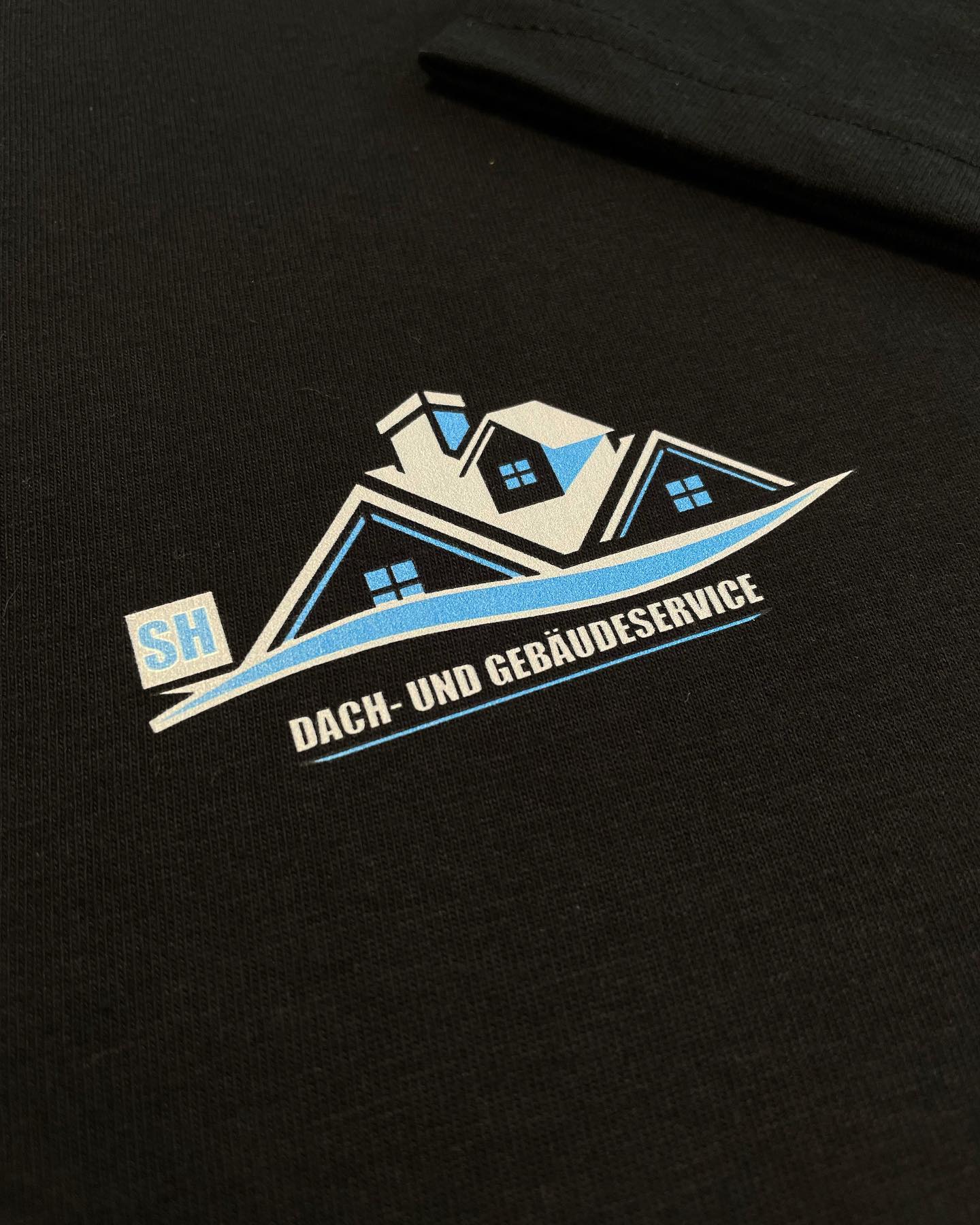 Classic Fit - T-Shirt 200gm / 100% Cotton mit zweifarbigen Siebdruck.
#screenprinting #siebdruck #goodproducts #saabrücken #druckstudio #altstadtsaarlouis #ökotex100 #handmadeprint #screenprint #merchandise