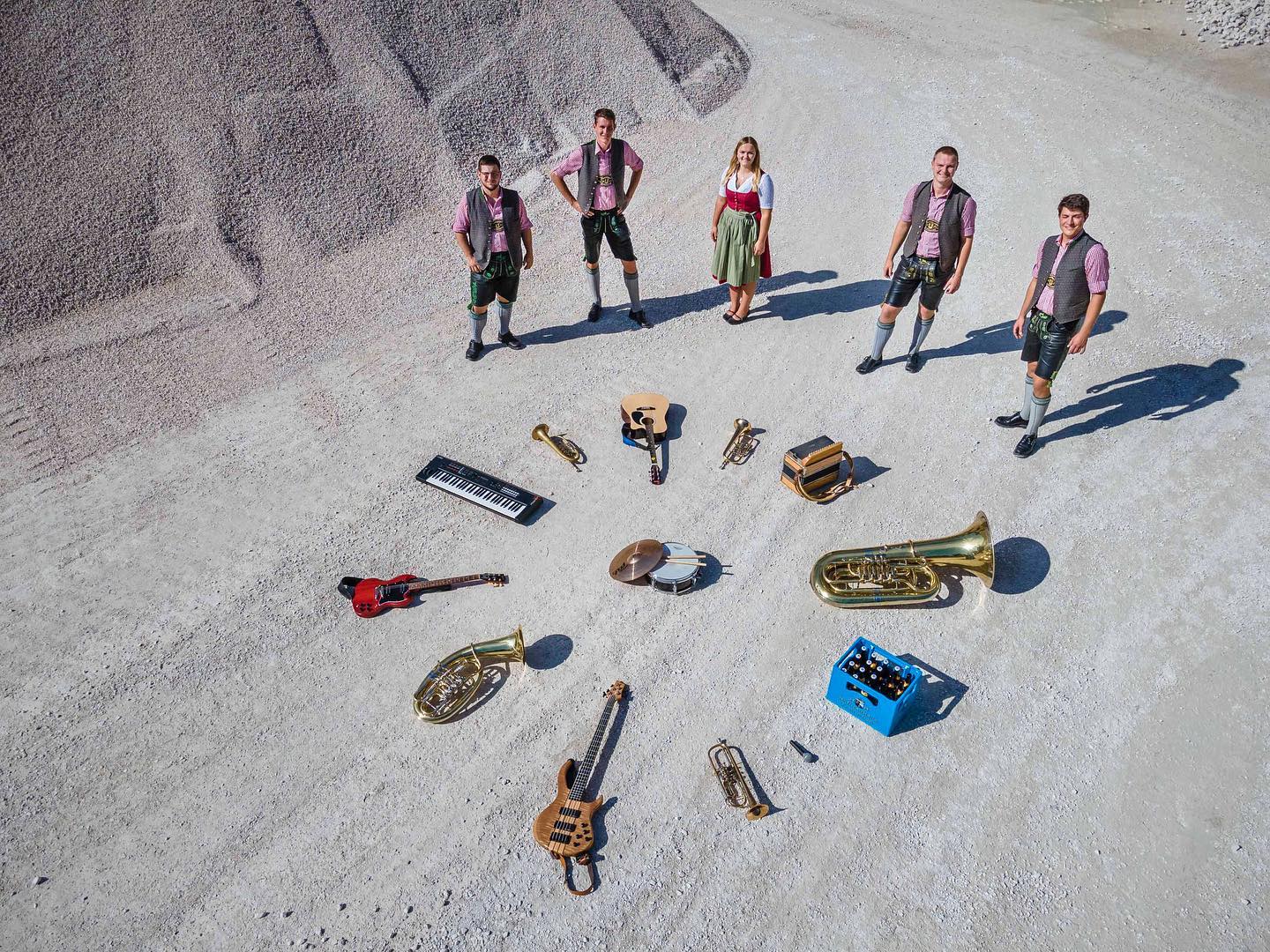 Mia wünschen eich scheene Osterfeiertage ?? Zudem san mia scho voi motiviert, auf de kommende Sommer-Saison ?
Zum sehen gibt‘s Heid amoi unsern „Musihaufen“ von oben ? (inklusive Hofei natürlich @hofbraeuhaus_traunstein ??)
.
.
? @chiemseefoto
#last5 #doriadsiwos #froheostern #ostern#frühling #sommerwirds #musihaufen #gitarre #guitar #drums #bass #musi #liveband #coverband #partyband #band #live #cover #party #music #hochzeitsband #chiemgau #stiermassigsmusei #motiviert #bier #bierkasten #hofei #hbts