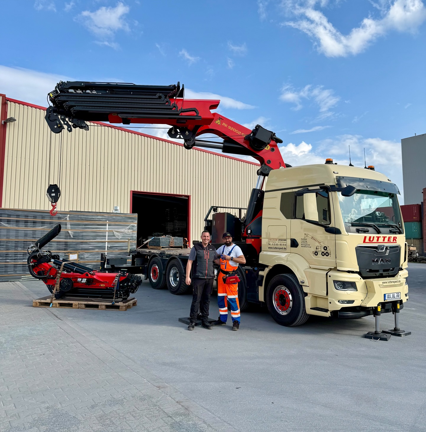 ? Übergabe / Einweisung PK 92002 SH bei der Spedition Lutter in Bönen
Für PALFINGER Deutschland durfte ich diesen PK 92002 SH mit PJ 125 an die Spedition Lutter übergeben und nach Herstellervorgaben einweisen.
Eine professionelle Einweisung bedeutet mehr als nur die Funktionen eines Krans zu erklären. Im Fokus stehen vor allem die effiziente und sichere Anwendung der Technik sowie der optimale Einsatz aller Funktionen – besonders bei anspruchsvollen oder ungünstigen Einsatzsituationen.
So wird das volle Potenzial des Krans genutzt und gleichzeitig ein sicherer Arbeitsablauf gewährleistet. ?
Ich wünsche der Firma Lutter allzeit sichere Hübe und gute Fahrt mit dem neuen PALFINGER Ladekran! ??
#palfinger #ladekran #ladekrantraining #ladekranuntermain #lutterspedition @palfingerag @lutterspedition @kaiser_fahrzeugbau @shock_michal