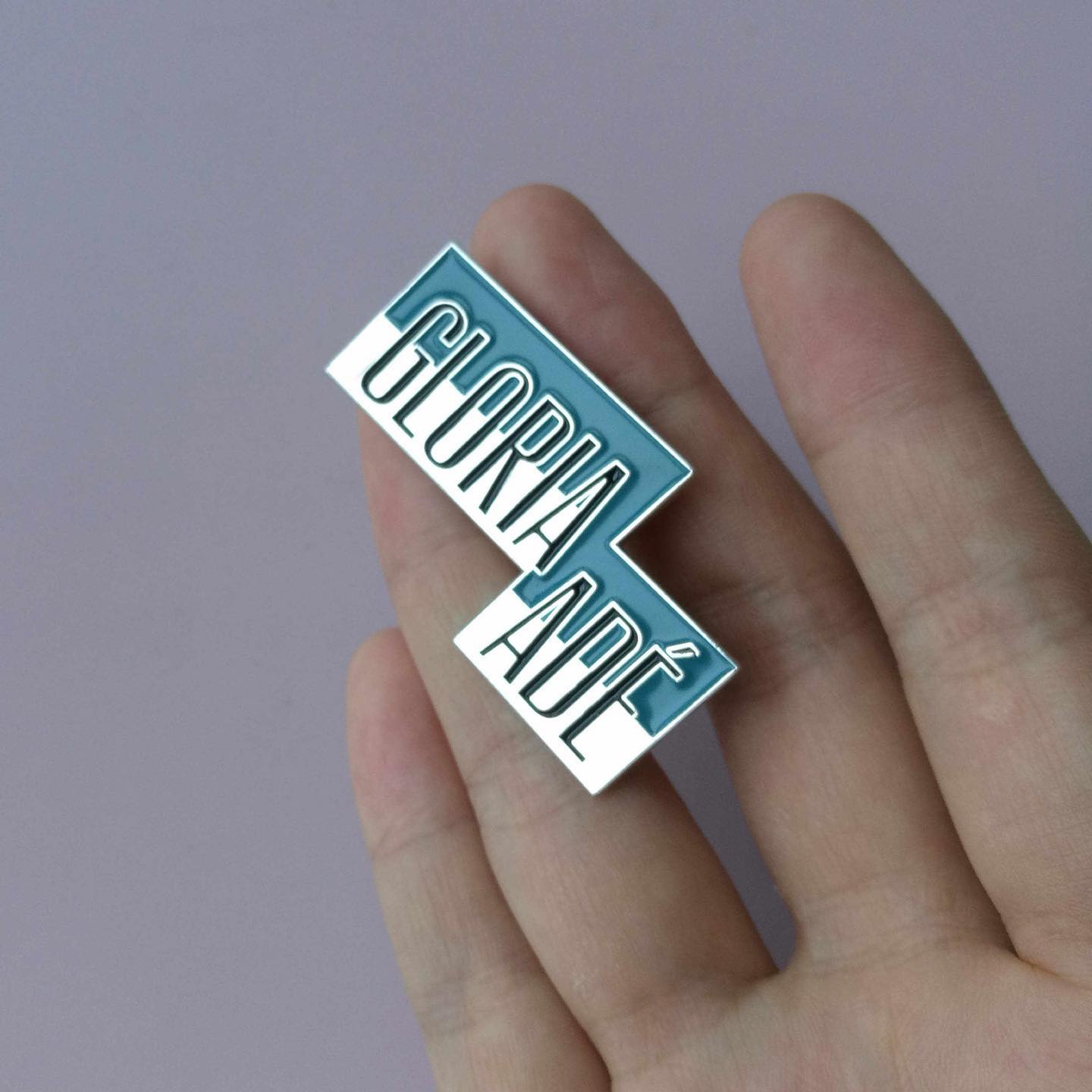 Individuelle Emaille Pins in Silber/Blau✨ @wirsindgloriaade
#pins #silverpin #emaillepin #merchandise #branding #siebdruckwerkstatt #custompins #druckstudio #textilveredelung #textildruck