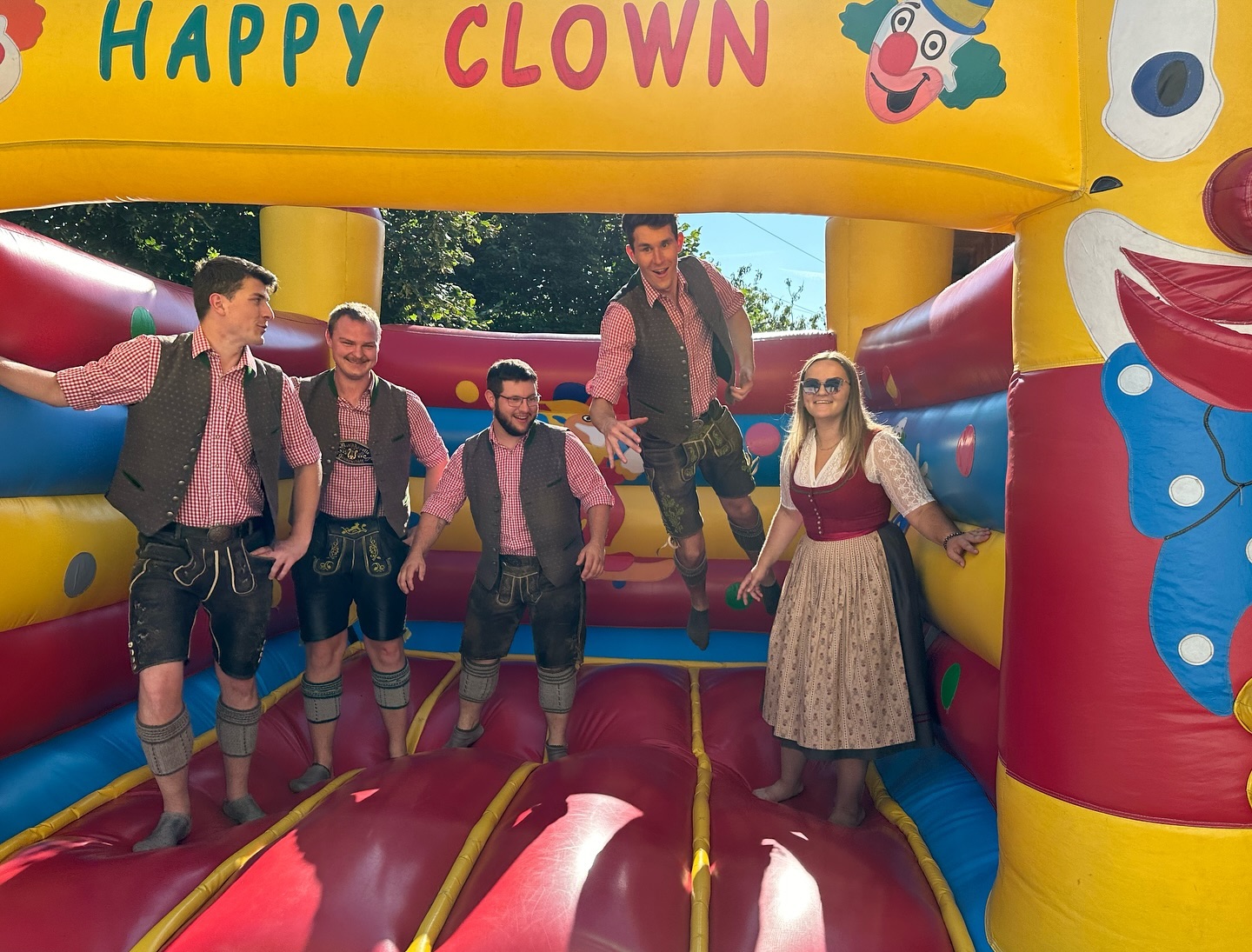 Happy Clown Manuel am Start ? @manuelhaitzer
Damit wünsch ma ein schönes Wochenende ?
.
#last5 #doriadsiwos #clown #happyclown #hüpfburg