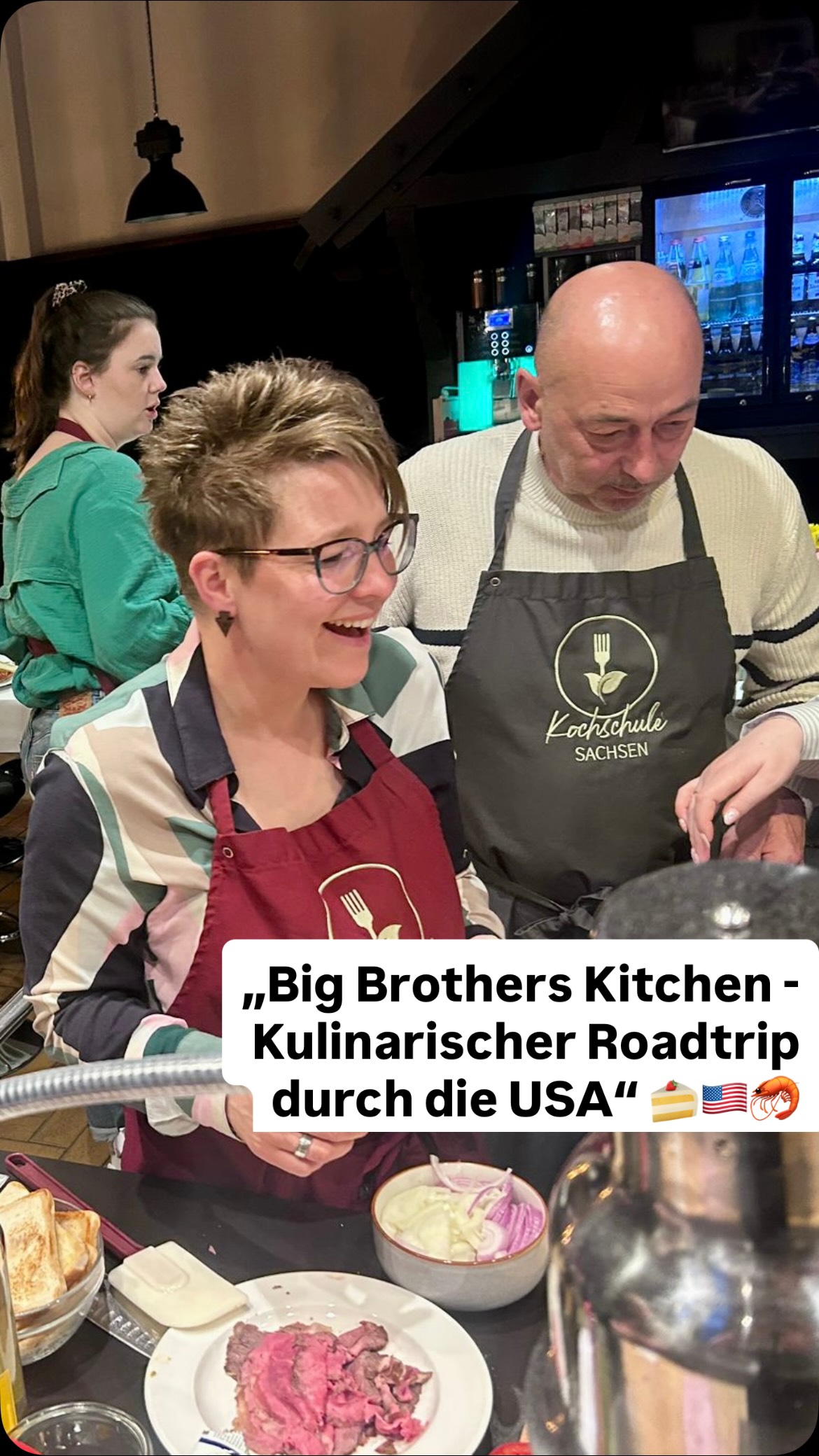 Big Brother’s Kitchen: Soulfood, Sizzle und jede Menge USA-Feeling ????
In unserem neuen Kochkurs hieß es: „Welcome to America!“ - es wurde unter Jens‘ Anleitung geschnippelt, gebraten und gewürzt, was das Zeug hält. Die Mission des Abends: Einmal quer durch‘s Land kochen und zwar richtig! ?
Auf dem Herd landeten echte US-Klassiker: Knusprige Kartoffelchips mit Schalentier, ein saftiges Club Sandwich Detroit Art, herzhaftes New Orleans Jambalaya und zum süßen Finale ein American Cheesecake mit Erdbeersorbet. Was sollen wir sagen? Good food and good vibes in the kitchen! ?????
Ein großes High Five an alle, die mitgekocht und den Abend so besonders gemacht haben. Ohne euch wäre Big Brother’s Kitchen nur halb so lecker gewesen!
Ready for the next kitchen adventure? Dann schnapp dir deinen Platz in unseren nächsten Kochkursen ??
?? www.kochschule-sachsen.de
☎️ 037608 28481
✉️ verkauf@kochschule-sachsen.de
#kochschulesachsen #amerikanischkochen #americanfoods #kochkurs #liebezumkochen