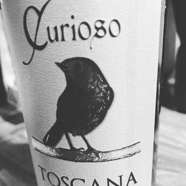 Det er tid til at udforske en ny spændende vin. Denne weekend har jeg besluttet mig for at dykke ned i en flaske Ponte Lungo Curioso Grand’ Edizione 2017 fra det maleriske område Toscana.
https://www.herrekokken.dk/smagen-af-toscana-ponte-lungo-curioso-grand-edizione-2017/
#denergo #redwine #rødvin #eatwelldrinkwell #winetime #winelovers #drinkwell #vin
#vindererværdatdrikke #vintilmaden #herrekokkendk #detsamgersågodt #kvalitet