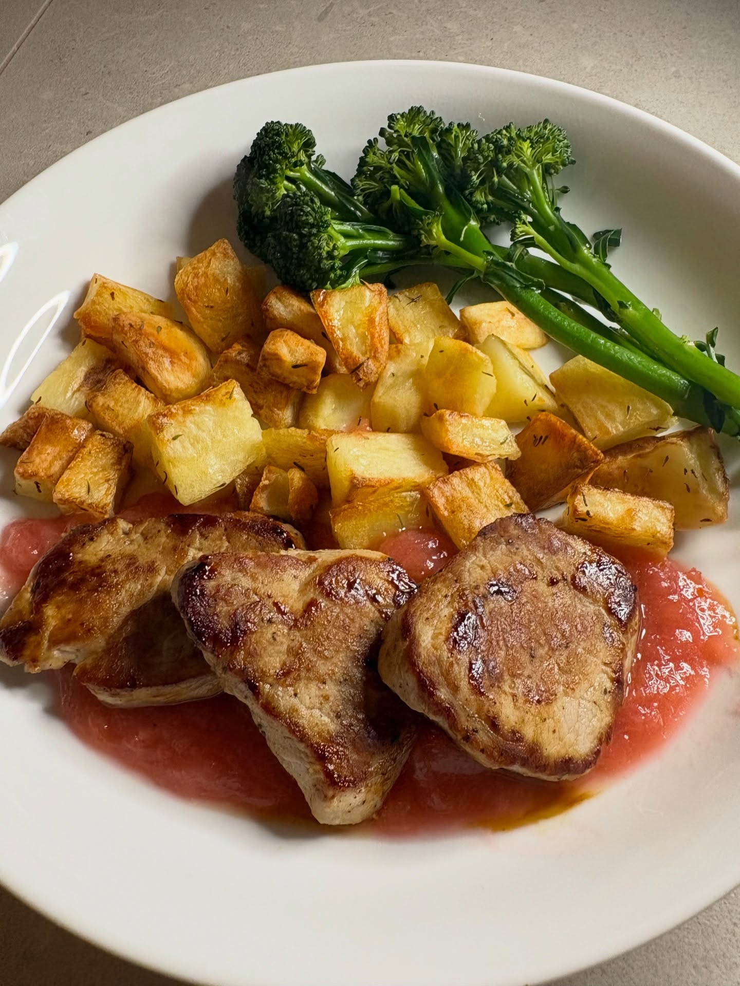 Spotted these pork medallions in Tesco and thought I’d give them a whirl, as we’re trying to eat less fat, so fattier cuts of meat are currently off the table. As rhubarb is in season, decided to make a rhubarb puree to accompany the pork. The purée was lush and definitely a nice change from pork and apple sauce, but sadly I overcooked the medallions (even though I did them for a lot less time than the pack advised…. ). Served it with my favourite Parmentier potatoes and some gorgeous tenderstem broccoli. Will be making again and will try and master the pork. Any tips gratefully received!
#rhubarb #savouryrhubarb #pork