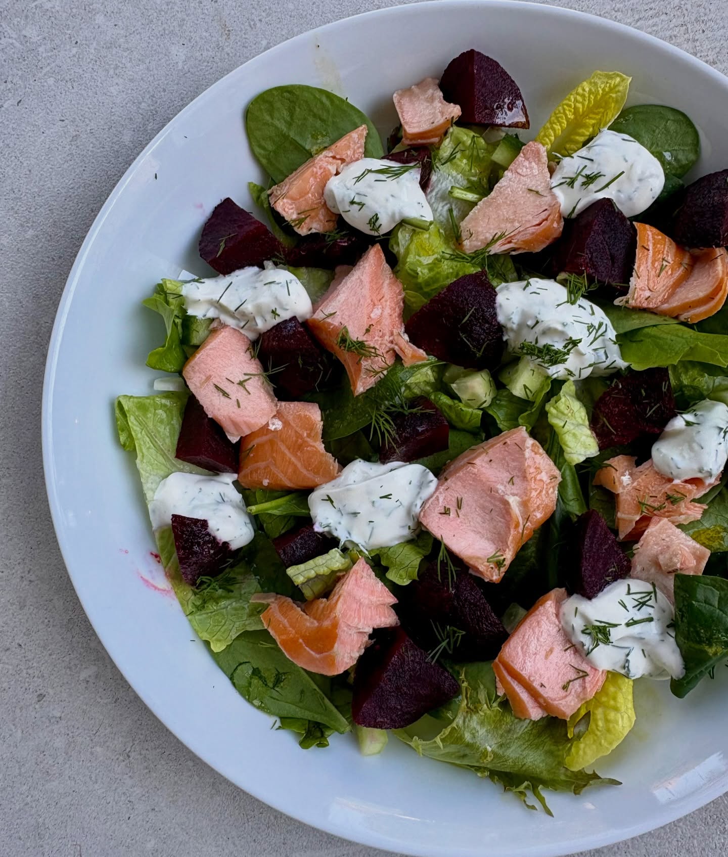 Beautiful sunny Spring day today, so definitely salad weather! Bought some hot smoked salmon and cooked beetroot from @waitrose_westburypark to make this simple salad. Leaves, finely diced cucumber, very thinly sliced spring onion drizzled with homemade vinaigrette, then topped with the salmon and beetroot. Finely chopped some fresh dill and mixed it with a little sour cream to garnish the salad, as dill and salmon are so lovely together. Ready in 10 mins too!
#salmon #salmonsalad #saladideas
