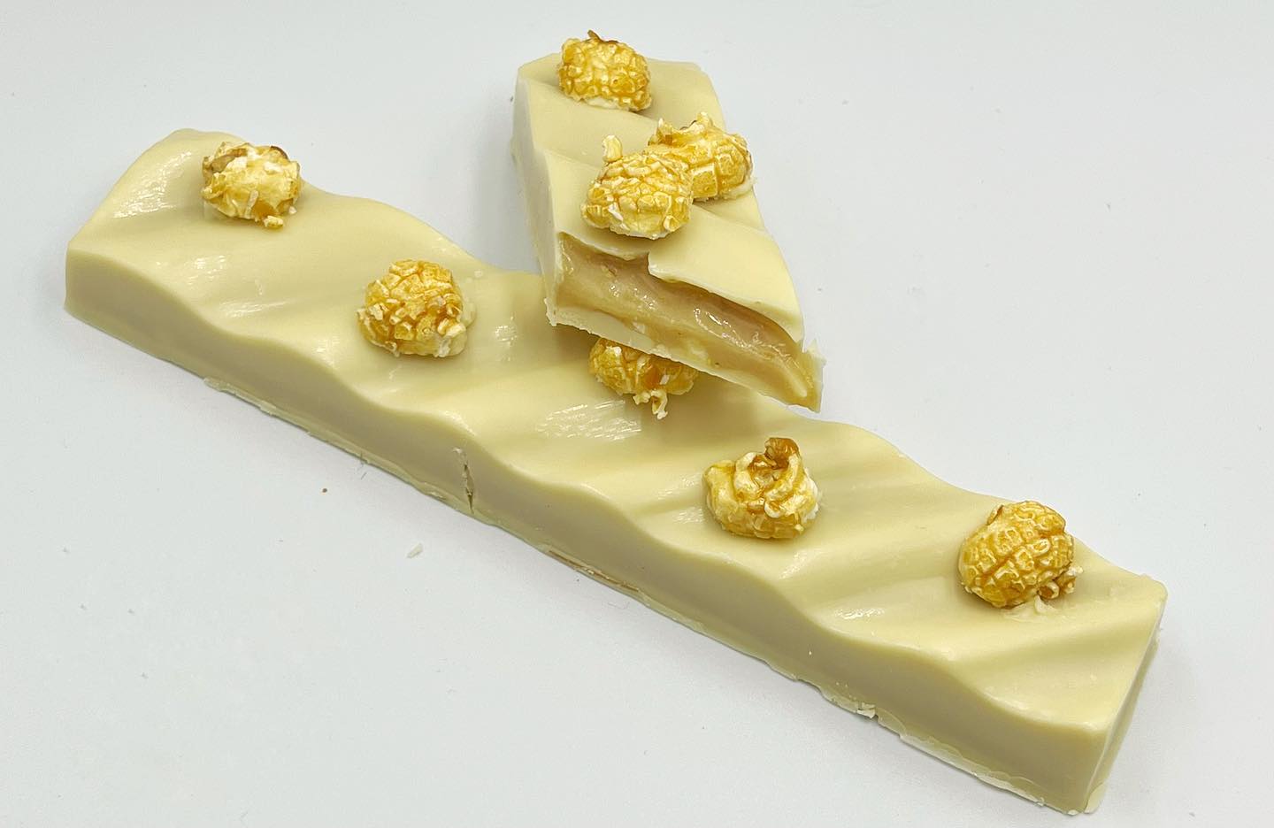 TURRONES?
Este año incorporamos dos turrones nuevos a nuestra lista, y no pueden estar más deliciosos! Elige los turrones que más te gusten para compartir las navidades con tus seres más queridos:
- Turrón Palomitas (chocolate blanco, ganache de maíz, caramelo y palomitas al caramelo)
- Turrón Tropical (chocolate con leche, ganache de mango, fruta de la pasión y crujiente de coco)
- Turrón Gold (chocolate blanco, nueces de macadamia y caramelo)
- Turrón Pistacho (chocolate con leche y praliné de pistacho)
- Turrón Avellanas (chocolate con leche y praliné de avellanas)
- Turrón Kikos (chocolate negro, ganache de chocolate a la sal y kikos)
- Turrón Frambuesa (chocolate negro, ganache de chocolate y mermelada de frambuesa)
Encárgalos ya!!
#navidad #turron #chocolate #palomitas #pasteleria #dulce #dulces #mango #popcorn #avellanas #chocolates #turrones #navidad2023 #gava #castelldefels #baixllobregat #barcelona