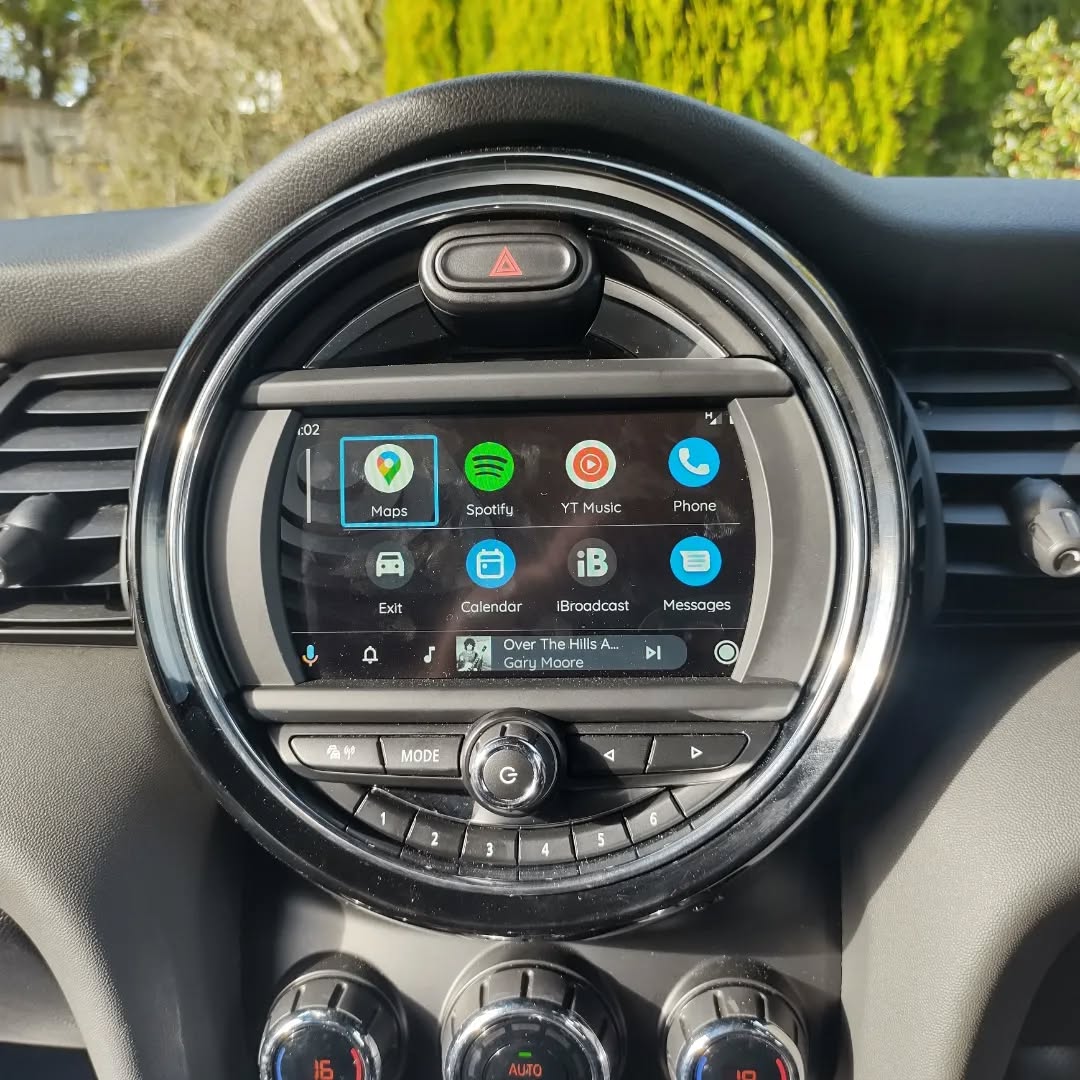 We've just made this mini a bit more user friendly with the addition of an Android Auto/Apple carplay module. Controlled via the factory buttons this allows safe, easy access to apps such as Google Maps, Spotify, calls etc.
#blueicesec #blueicesecurity #mini #applecarplay @blueicesecurity