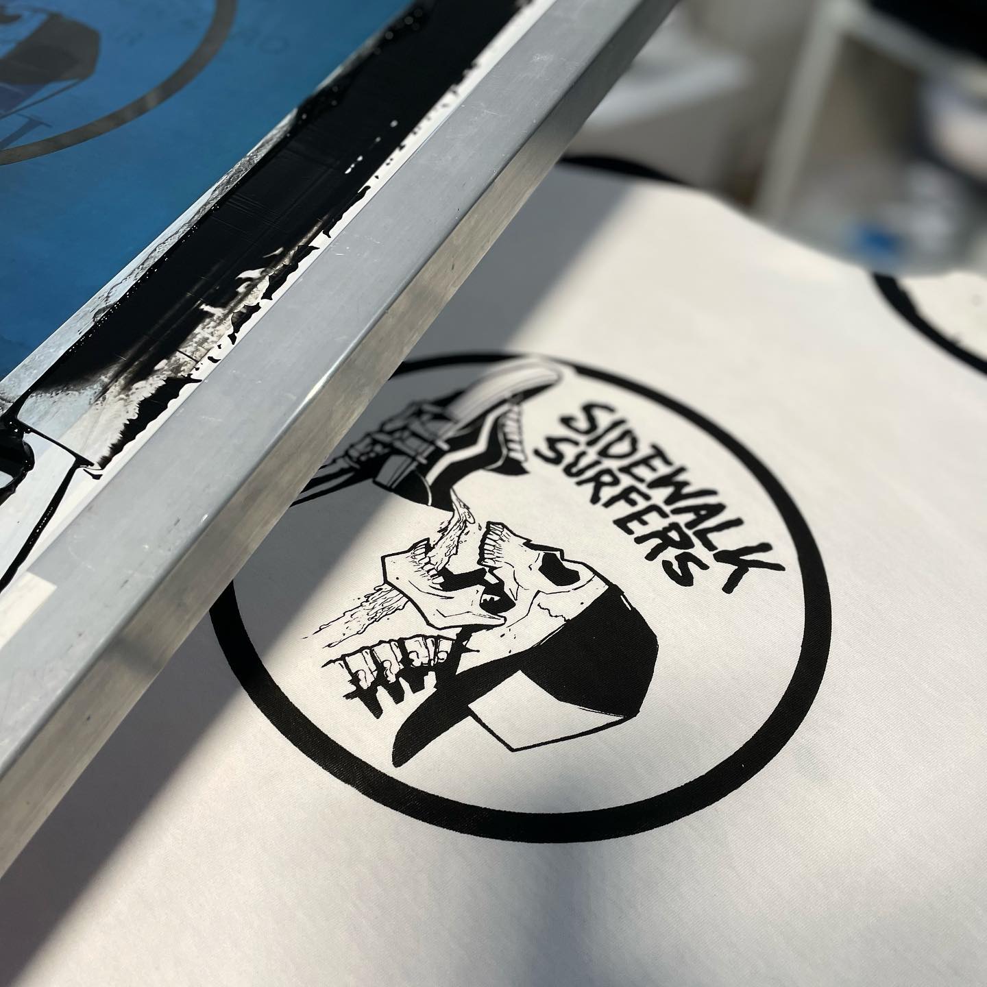 Unisex Baseball T-Shirt für @sidewalksurfers_official ☠️
Fair Wear - 100% gekämmte Baumwolle ??
Fettes Dankeschön!
#siebdruck #screenprinting #veganclothing #fairewear #earthpositive #supportyourlocal #handmadeprint #merchandising #siebdruckwerkstatt #druckstudio #textilveredelung #textildruck #customwear