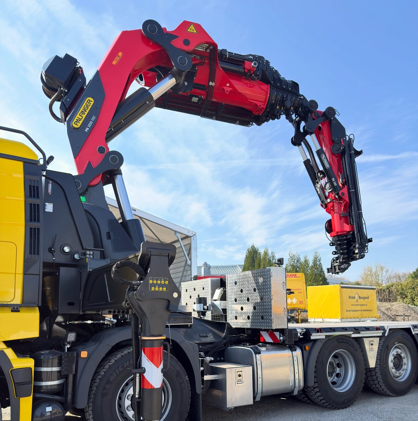 PK 1050 TEC für Kran Burgard in Butzbach
Für meinen Partner @baitz_fahrzeugbau durfte ich diesen beeindruckenden PK 1050 TEC-G mit PJ 190 nach Herstellervorgaben praxisnah einweisen. ✅
Der neue TEC überzeugt mit der bekannten Performance und enormen Leistungsfähigkeit. Möglich macht das die Vollsensorik sämtlicher Kranarmstellungen inklusive Längenmessung der Ausschübe – ergänzt durch moderne Assistenzsysteme wie:
➡️ P-STAB Nivellierungsassistent
➡️ SMART CONTROL Kranspitzensteuerung
➡️ MEMORY POSITION Positionsspeicher
Wir wünschen der Firma Burgard viel Erfolg mit ihrem neuen PALFINGER Ladekran und jederzeit sichere sowie saubere Hübe. @kranburgard ??
#palfinger #ladekran #baitzfahrzeugbau #ladekrantraining #kranburgard @palfingerag