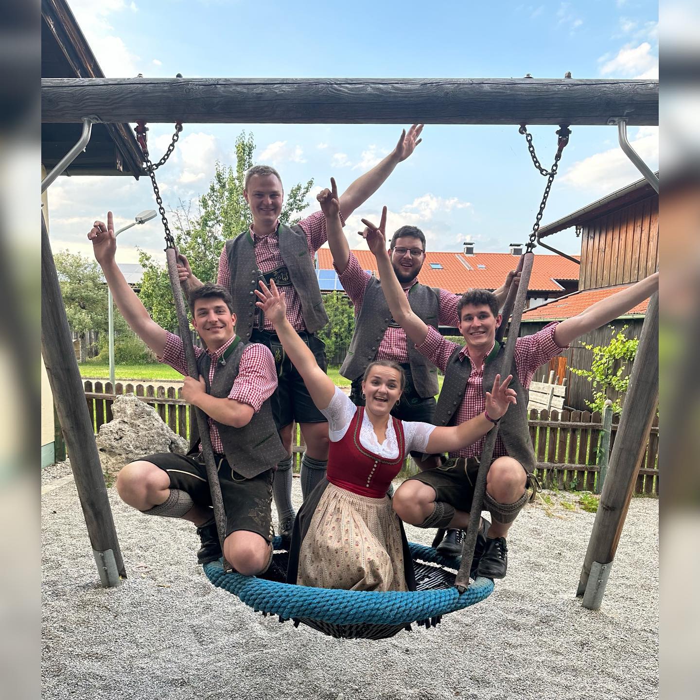 Mia machan uns eigentlich beim musispuin oiwei a Packerl Gaudi auf ???
So auch in der vergangenen Hochzeit ?
.
#last5 #doriadsiwos #musispuin #gitarre #bass #drums #keyboard #party #liveband #livemusic #hochzeitsband #hochzeit #live #music #musi #band #tuba #bar #bier #wein #weinstüberl #gaudi #pylone #pylonenandy #somachtdesspass #hochzeitslader #braut #hochzeitsladermachtamit #somuassdessei #spassaufmspielplatz