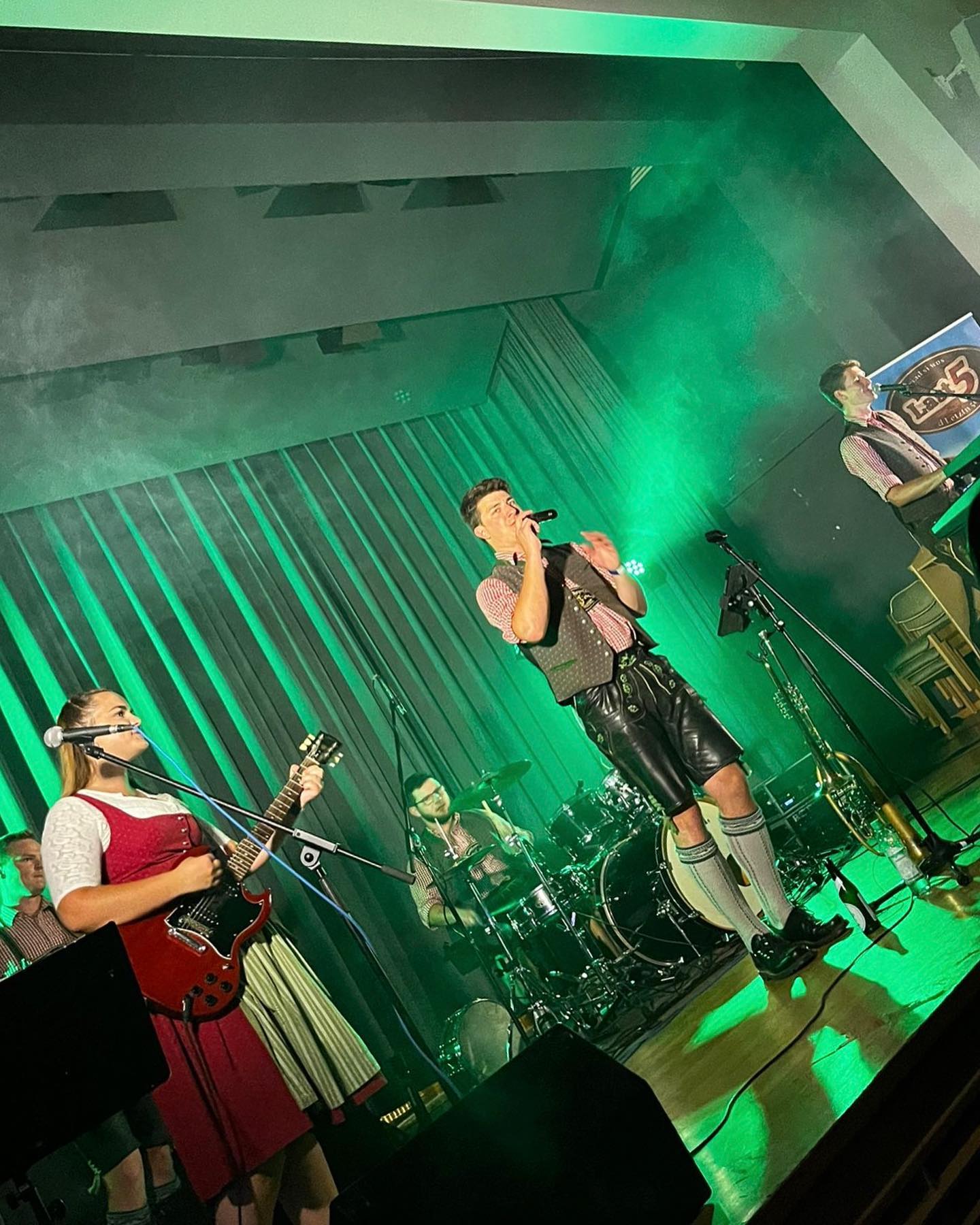 Bärig war’s am Freitag beim „Streich di o - XXL-Barfest“ von de bergener Aktiven ??
@gtevbergen
#last5 #doriadsiwos #barfest #xxl #streichdio #bar #bier #rüscherl #live #band #liveband #musispuin #musi #40jahredieflippers