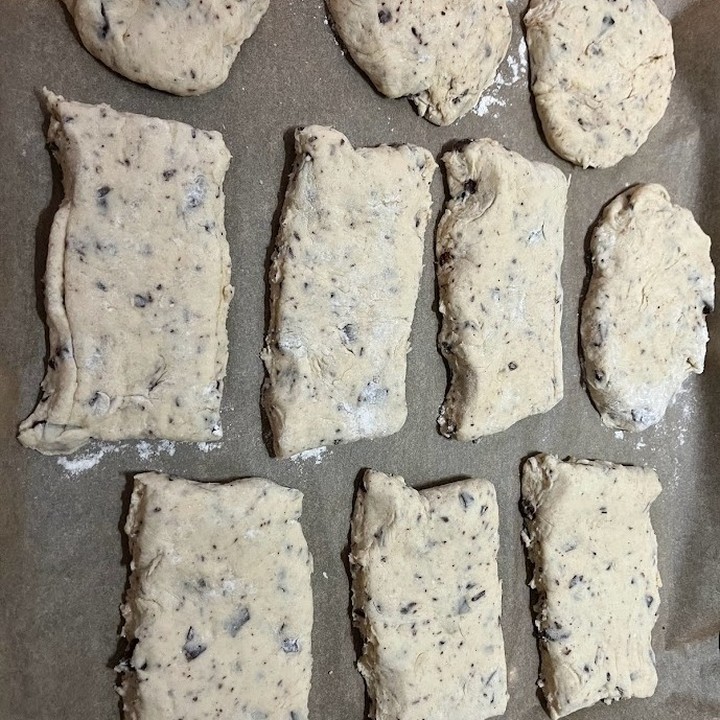 Det er søndag, og det er familie tid. Hvad kunne være bedre end at forkæle dine kære med friskbagte, lækre chokoladescones.
Læs mere her: https://www.herrekokken.dk/chokoladescones-til-soendagsbrunch/
#scones #chokolade #lavdetselv #chokoladescones #detsmagersågodt #eatwell #nemt #bag #bagselv #søndagshygge #brunch #herrekokkendk #herrekokken