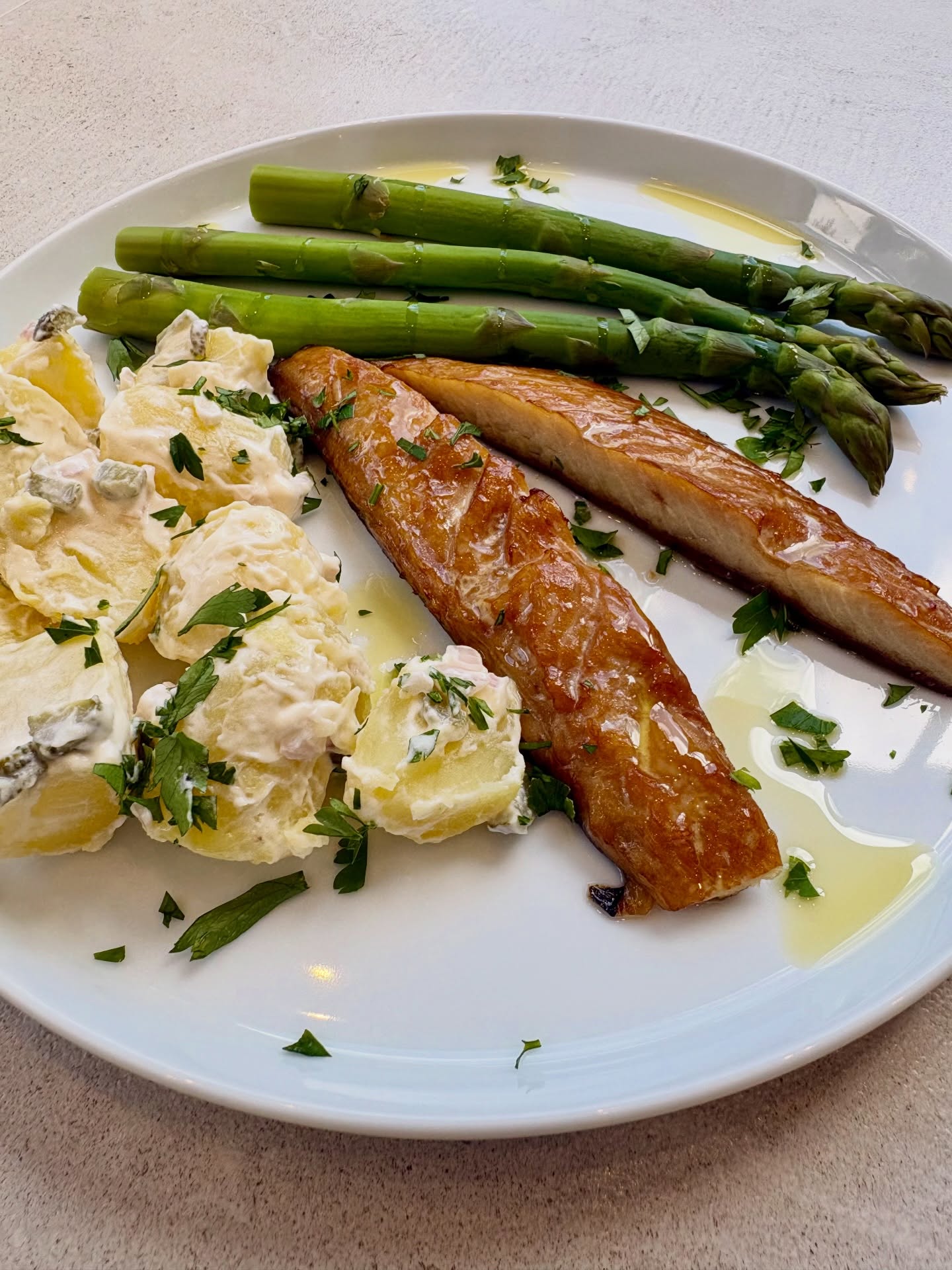 Served these delicious Tesco Finest sweet cure mackerel fillets with a homemade potato salad and some more @britishasparagus - because you’ve got to make the most of it when it’s in season! For the potato salad, I steamed some new potatoes, then once cooled, peeled them and added finely chopped shallots, cornichons and parsley. Simple dressing of extra virgin olive oil mayo lightened with apple cider vinegar. Now I need to buy some more asparagus!
Potato salad recipe on my website.
#asparagus #potatosalad #mackerel