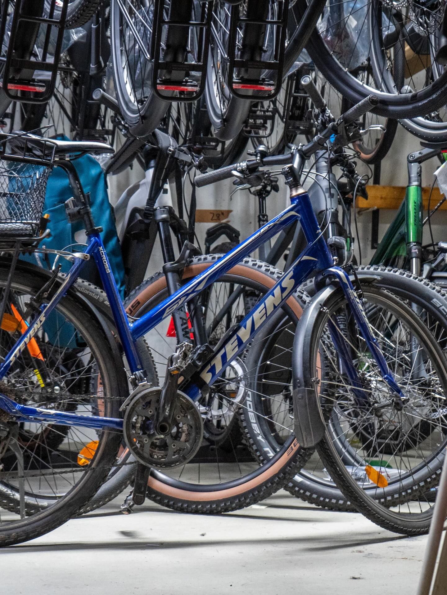 Ostern ist da 🐣🌷
Zeit, einmal kurz vom Sattel zu steigen, die Räder hängen zu lassen und die freien Tage mit unseren Liebsten zu genießen. Ein bisschen durchatmen, abschalten und den Alltagsstress ganz entspannt aus dem Kopf radeln.
Wir nutzen die Zeit, um neue Energie zu tanken – damit wir ab Dienstag wieder mit voller Motivation für euch da sind 🚴♂️
Bis dahin wünschen wir euch entspannte Feiertage, viele schöne Momente und natürlich die ein oder andere lockere Runde auf dem Rad!
#frostern #bikepointdresden #bike #bikestore