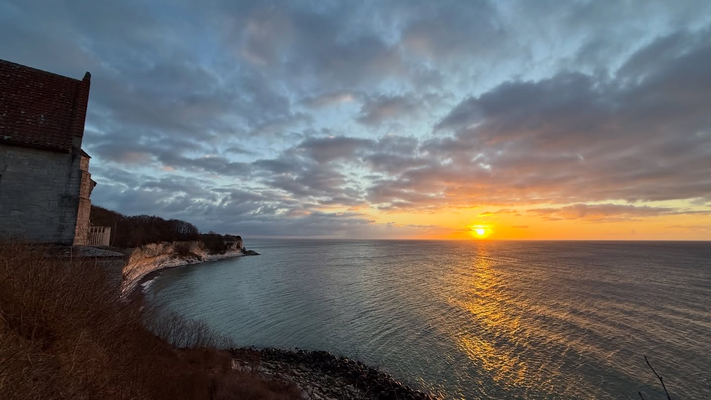 Ein Wochenende zwischen Wind, Weite und Wasser.
Kreideklippen, leere Strände, alte Übergänge und dieses besondere Licht, das den Norden so still macht.
Kein fester Plan.
Nur draußen sein, gehen, schauen, bleiben.
Und am Ende wieder losfahren – ein bisschen ruhiger als vorher.
#vanlife #ostern #auszeit #overlanding #roadtrip