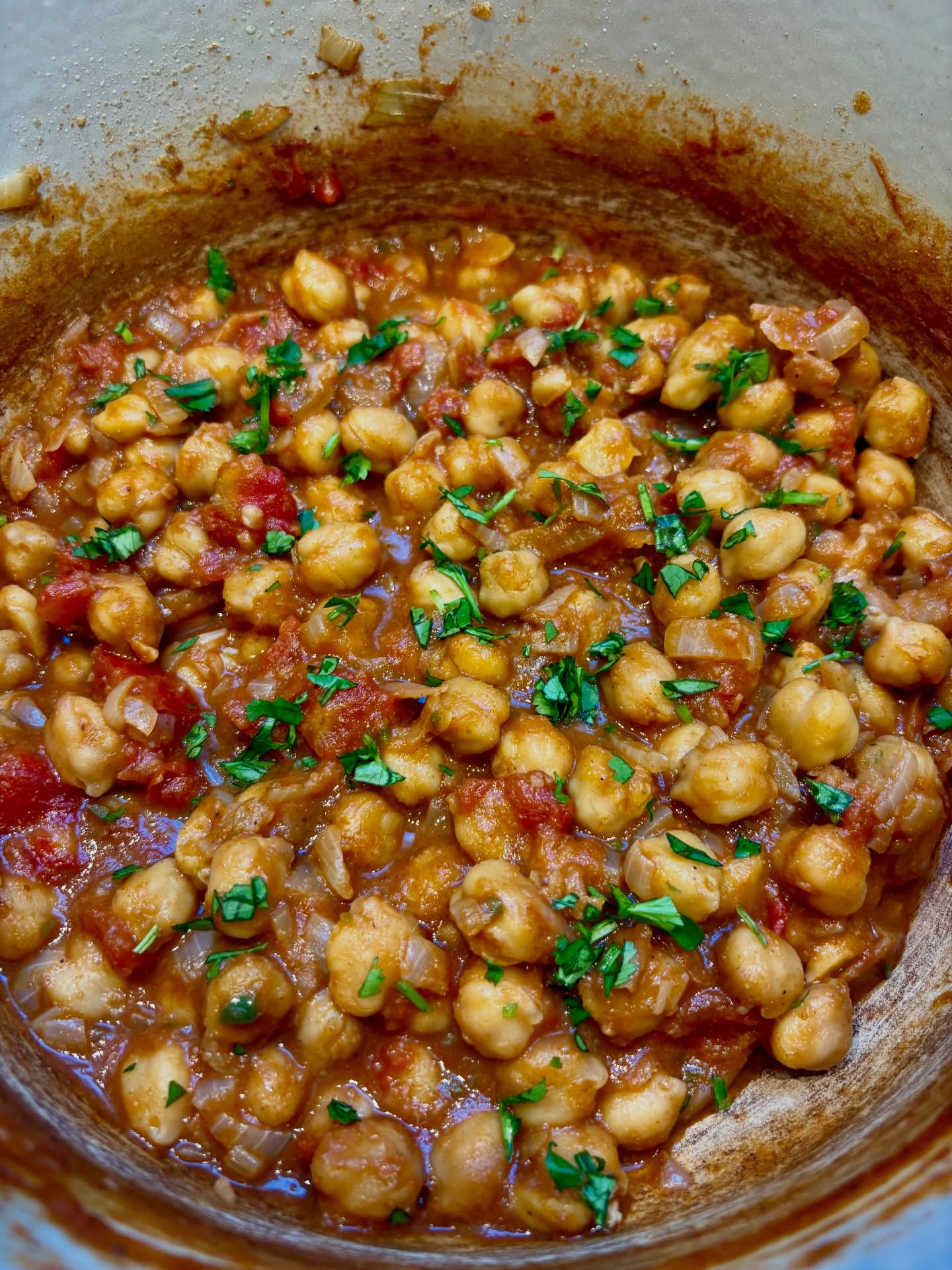 We’re loving the @boldbeanco Queen Chickpeas - not only are the chickpeas beautifully soft, but the cooking liquid is a real bonus! Sautéed onion, garlic, ginger and fresh green chilli, before adding cumin, coriander and ground chilli. Then threw in a jar of chickpeas, half a tin of @ciriouk chopped tomatoes and all of the chickpea cooking liquid. Slowly cooked for 20-30 minutes before adding some garam masala and fresh coriander. Served it with basmati, a side of Indian spiced roasted cauliflower, raita and @geetasfoods mango chutney.
#chickpeas #chana #chanamasala