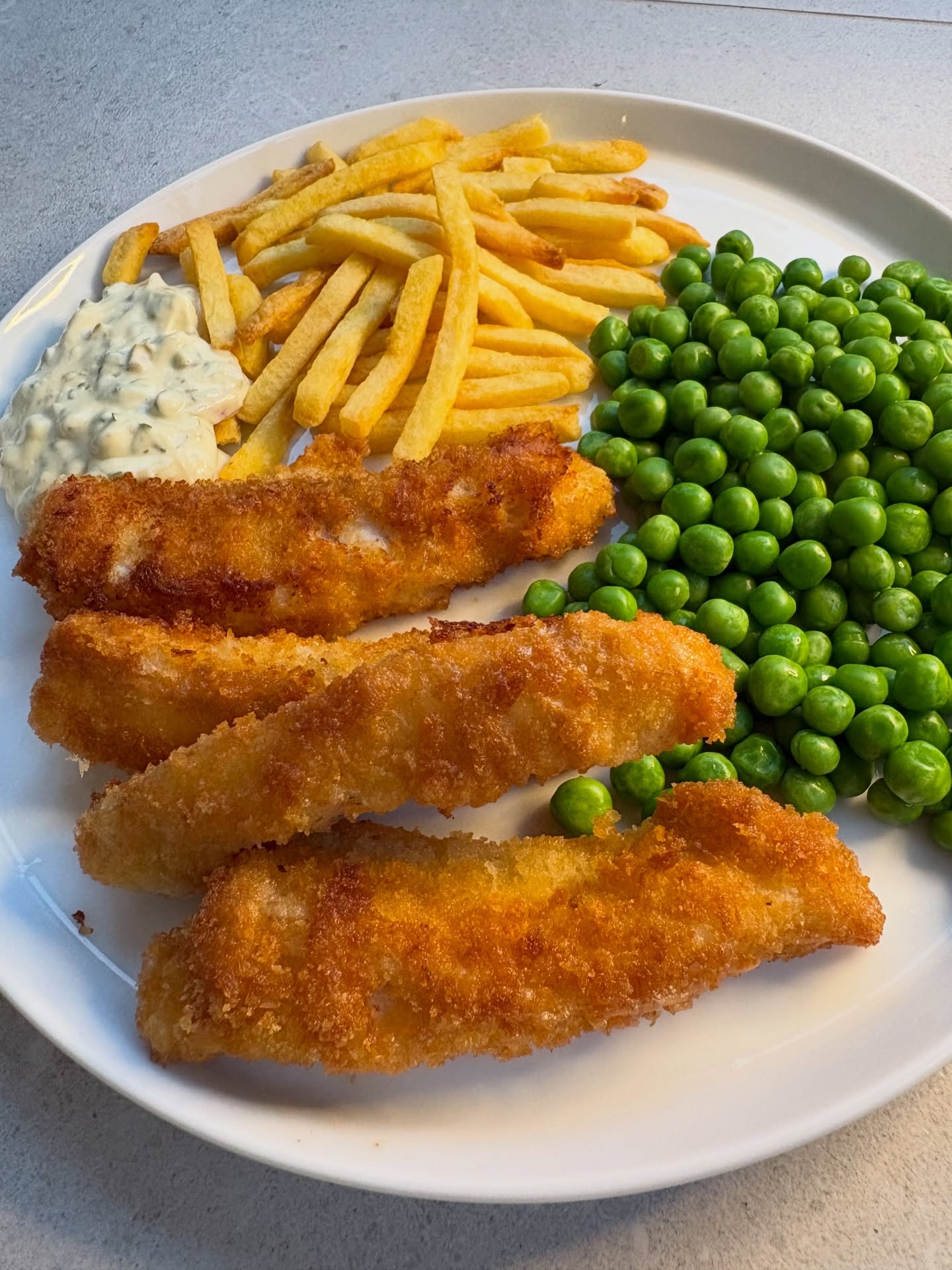 I know that we’re not eating the right things on the right days this Easter, but heyho! So Good Friday fish was a little late, but blinking lovely all the same (and I did buy it on Friday so maybe that counts!). Cod loin cut into fingers and dipped in seasoned flour, @clarence_court egg and @yutakaeats panko breadcrumbs. Served with fries, peas and a homemade tartar sauce of olive oil mayo, horseradish, Dijon, cornichons, capers and parsley (recipe on my website).
#fishfingers #codgoujons #fish