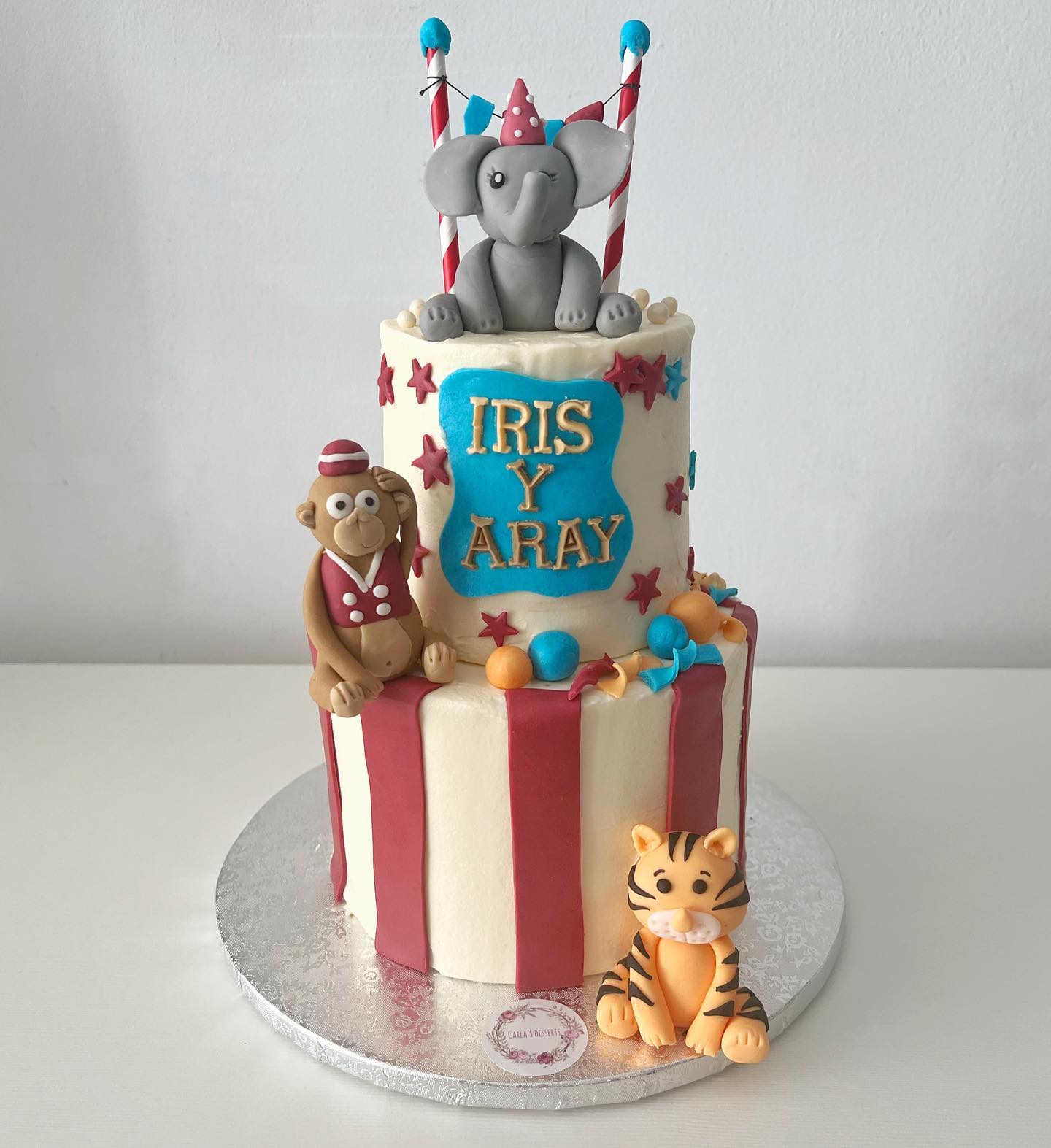 CIRCO ?
Tarta personalizada con temática de Circo y con animales de fondant hechos a mano para Iris y Aray. El interior es de bizcocho de vainilla con relleno de chocolate pero puede ser de lo que más te guste!?
Encárgala ya!!
#circus #circuscake #circo #fondant #fondantcake #animals #animales #chocolate #vainilla #cake #tarta #cakedecorating #vanillacake #birthdaycake #gava #baixllobregat #castelldefels