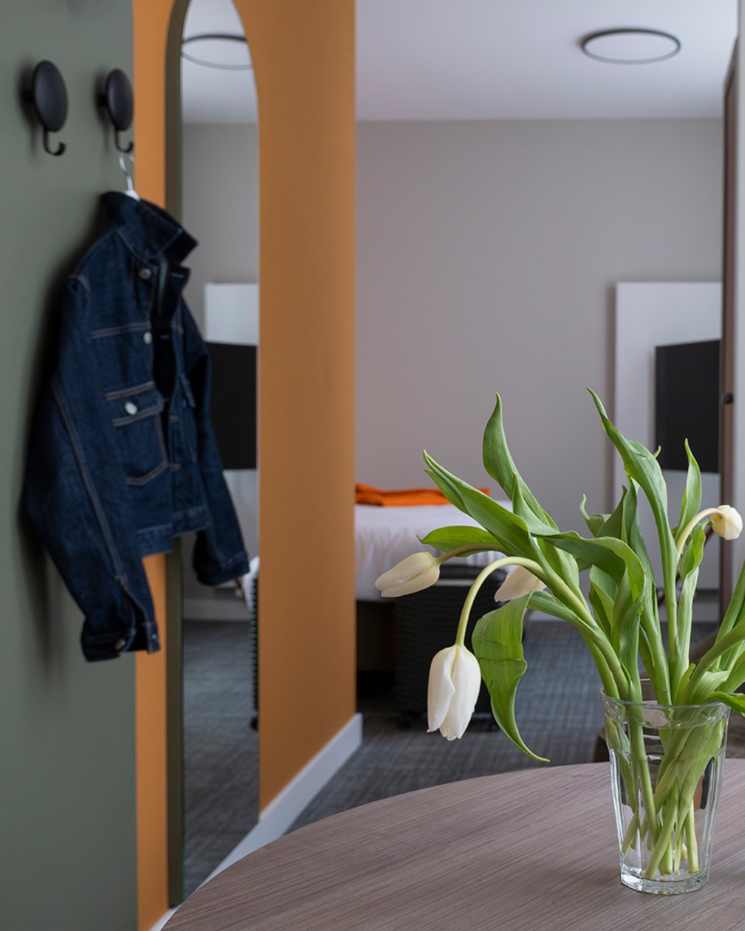 Spring Vibes incoming.
Die Tage werden länger.
Die Sonne kommt durch die Fenster.
Und dein Apartment im HUB St. Georg fühlt sich direkt noch besser an.
Mitten in Hamburg. Mitten in St. Georg.
Und trotzdem dein ganz eigener Rückzugsort.
City erkunden. Zurückkommen. Abschalten.
Bereit für deinen Frühlings-Trip nach Hamburg?
? Jetzt dein Apartment sichern und den Frühling smart starten.