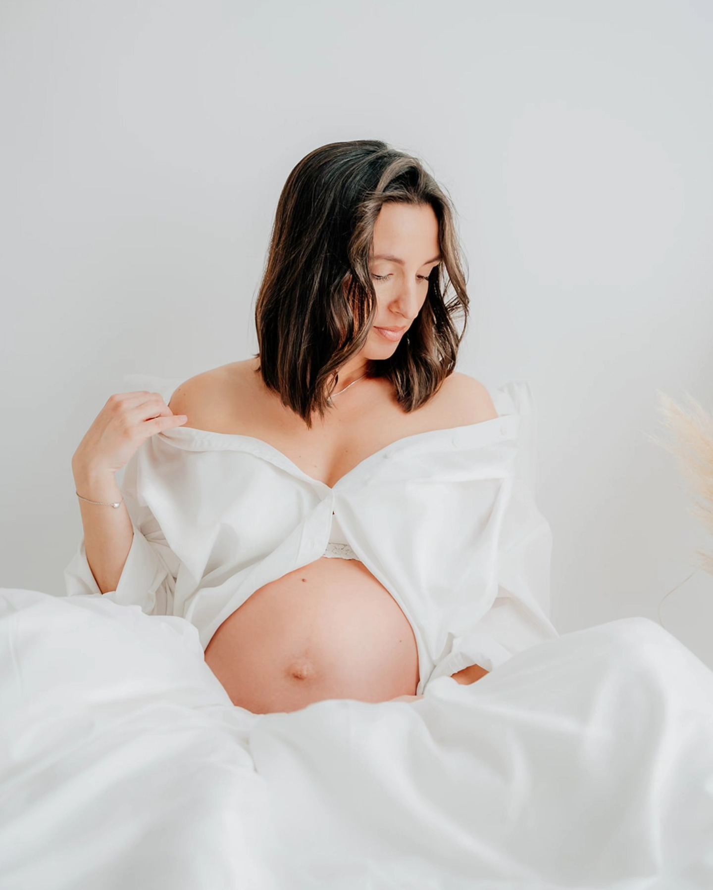 A veces no es que no tengas fotos de tu embarazo, si no que las que tienes no conectan como lo haces tú con tu bebé.
Si estás embarazada ahora, solo quiero que te quedes con la sensación de saber que tú cuerpo es perfecto, porque está haciendo algo increíble.
¿Te has visto así alguna vez?
Escríbeme si te gustaría tener una foto que te haga sentir eso✨?❤️