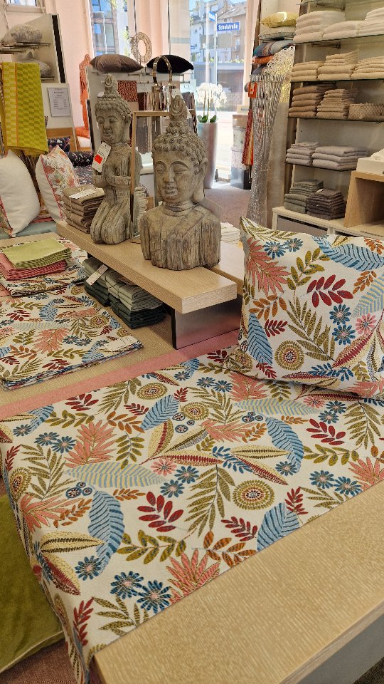 Premium Schlafen Bettenhaus Leitermann - Betten Rabolt - Betten Leitermann und Betten Rabolt - Offenburg und Baden-Baden Mit unserer neuen Tischwäsche mit floralem Muster wird jede Tischdekoration sofort lebendig und stilvoll. ✨
Ob Tischläufer, Tischsets oder passende Kissen – die frischen Farben und das detailreiche Design sorgen für eine warme und einladende Atmosphäre. 🏡
Perfekt für Frühlingsbrunch, gemütliche Abende oder eine stilvolle Tischdekoration im Alltag. 🌷
Entdeckt diese schöne Tischwäsche bei Leitermann Schlafkultur in Offenburg & Kehl und bringt frische Frühlingsstimmung in euer Zuhause. 🤍
---
🇫🇷 Le printemps s’installe chez nous. 🌸🌿
Avec notre nouveau linge de table au motif floral, chaque table devient élégante et pleine de vie. ✨
Que ce soit chemins de table, sets de table ou coussins assortis, les couleurs fraîches et les motifs détaillés créent une atmosphère chaleureuse et accueillante. 🏡
Parfait pour un brunch de printemps, un dîner convivial ou simplement pour une belle décoration de table au quotidien. 🌷
Découvrez ce beau linge de table chez Leitermann Schlafkultur à Offenburg et Kehl et apportez une touche de printemps à votre intérieur. 🤍
---
#leitermannschlafkultur
#offenburg
#kehl
#tischdeko
#frühlingsdeko