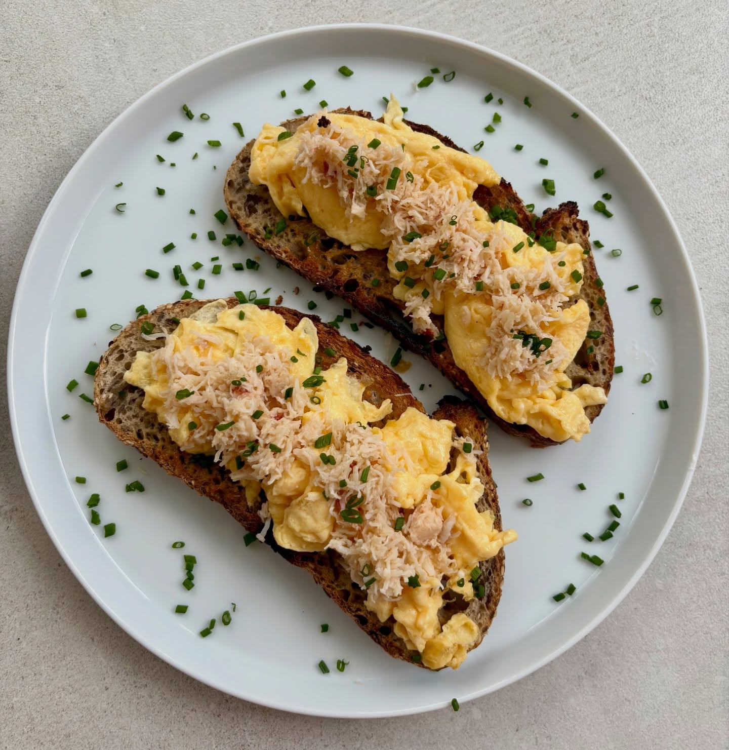 Not a lot of food left in the fridge again, but did find a pot of gorgeous white crab meat and a couple of white eggs, so decided to try scrambled eggs with crab and chives. Such a delicious combo and so quick to make too!
Eggs - @clarence_court
Crab - @seafood.and.eat.it
Bread - @thebristolloaf (Little Loaf)
#crab #eggs #crabrecipes
