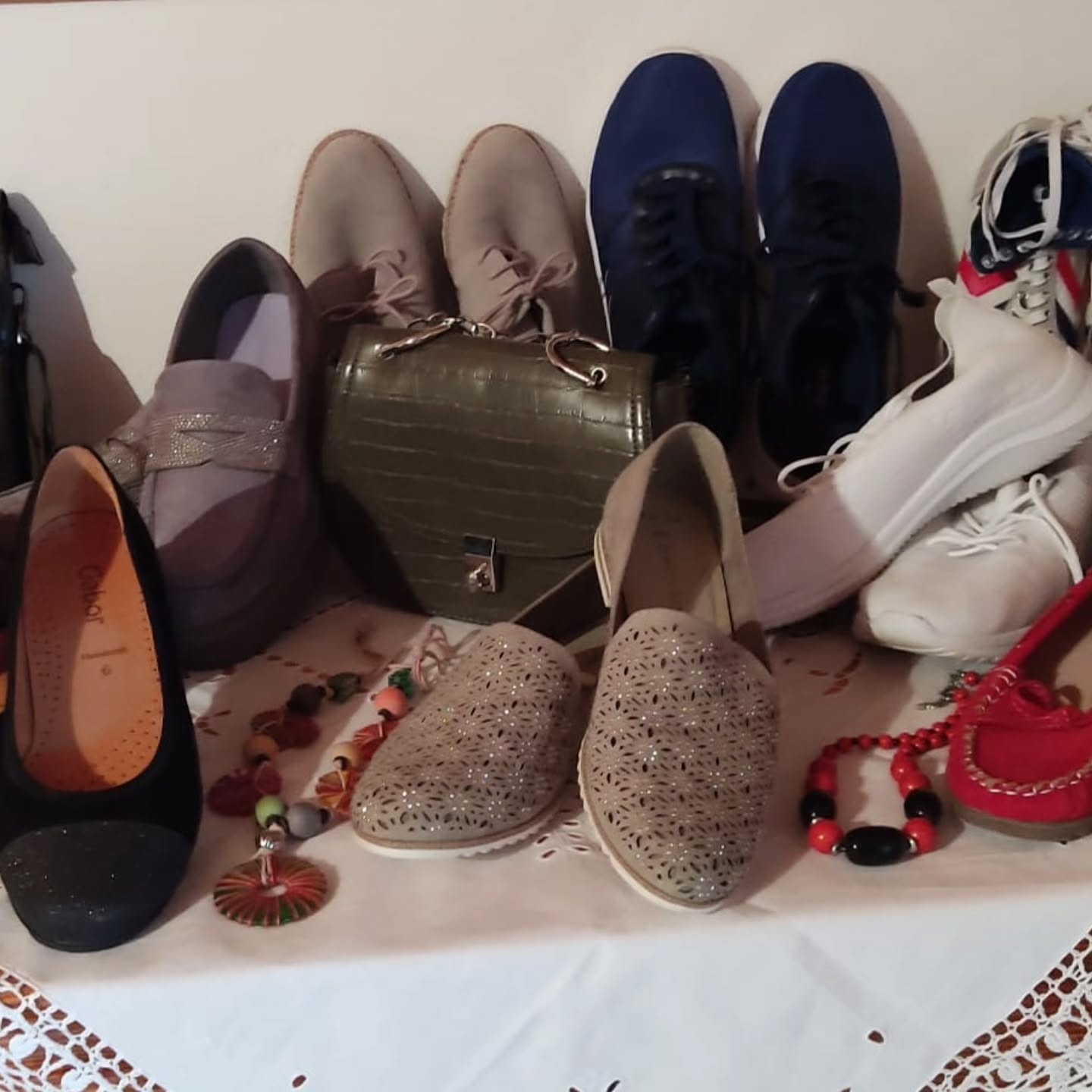 Frühlingsmode für Damen 💐👕
Endlich ist es Zeit, die Winterjacken wegzupacken! 🌷☀️
Bei uns in der Kleiderkammer Schongau findet ihr schöne secondhand Kleidung für Damen - in allen Größen, Farben und Stilen.
Kommt gerne vorbei zum stöbern, wir freuen uns auf euch! 😊
---------------------------------------------------------------
Kleiderkammer Schongau e. V.
📌 Blumenstraße 2, 86956 Schongau
🕚 Jeden Mittwoch außerhalb der Schulferien von 11 bis 17 Uhr geöffnet