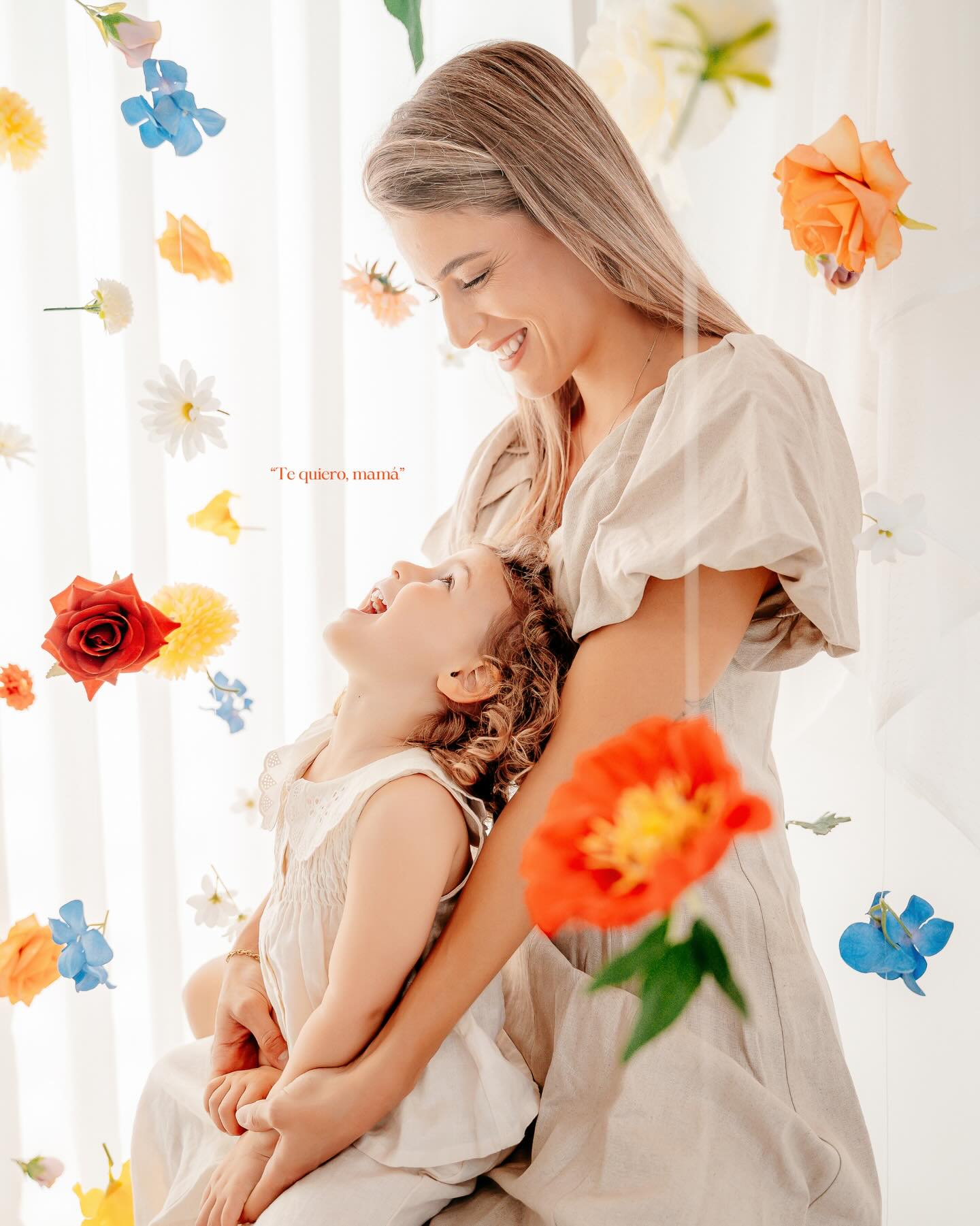 “¡Mamá! Cuéntame tu historia…?”
Hay fotos que no son para hoy… son para dentro de 10 años.
Para cuando tu hijo o hija te pregunte cómo era de pequeño/a. Para cuando ya no quepa en tus brazos, pero tú quieras volver a sentirlo así, aunque sea un segundo.
Porque la infancia no avisa cuando se va. No manda recordatorios. Simplemente pasa… y no vuelve.
Hoy son risas desordenadas, manos pequeñas y abrazos sin filtro. Mañana serán recuerdos… si decides guardarlos.
En el día de la Madre no regales algo que se olvida… Regala algo que se queda y trasciende en el tiempo.
Reserva tu sesión y crea recuerdos que algún día lo explicarán todo ?✨???
#mothersday❤️ #díadelamadre #mama #maternity #fotografíadefamilia