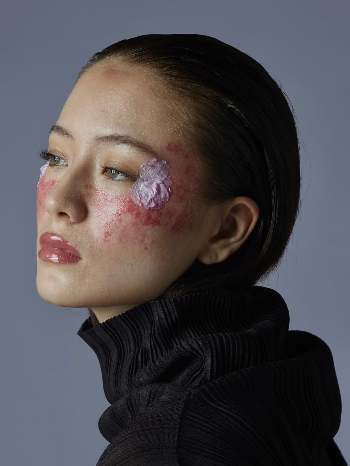What does studying Fashion Communication & Image at Istituto Marangoni in Paris (@istitutomarangoni_paris) involve? Berghs Bachelor student Minou (@minou_donaire) gives us a sneak peek.
As part of their first semester, students complete an editorial portrait project which explores the relationship between personal identity and visual styling. Working in pairs, students create styling concepts based on a deep dive into a classmate’s personality—translating character into colour, texture, light, and form.
Minou developed her concept and vision centered on the contrast between her classmate’s edgy, dark outer aesthetic and her warm, blooming personality. Each styling choice was made to visually articulate this tension, resulting in a portrait that is both aesthetically coherent and deeply personal.
Model: Sakura Scheidl
Photographer: Minou Donaire