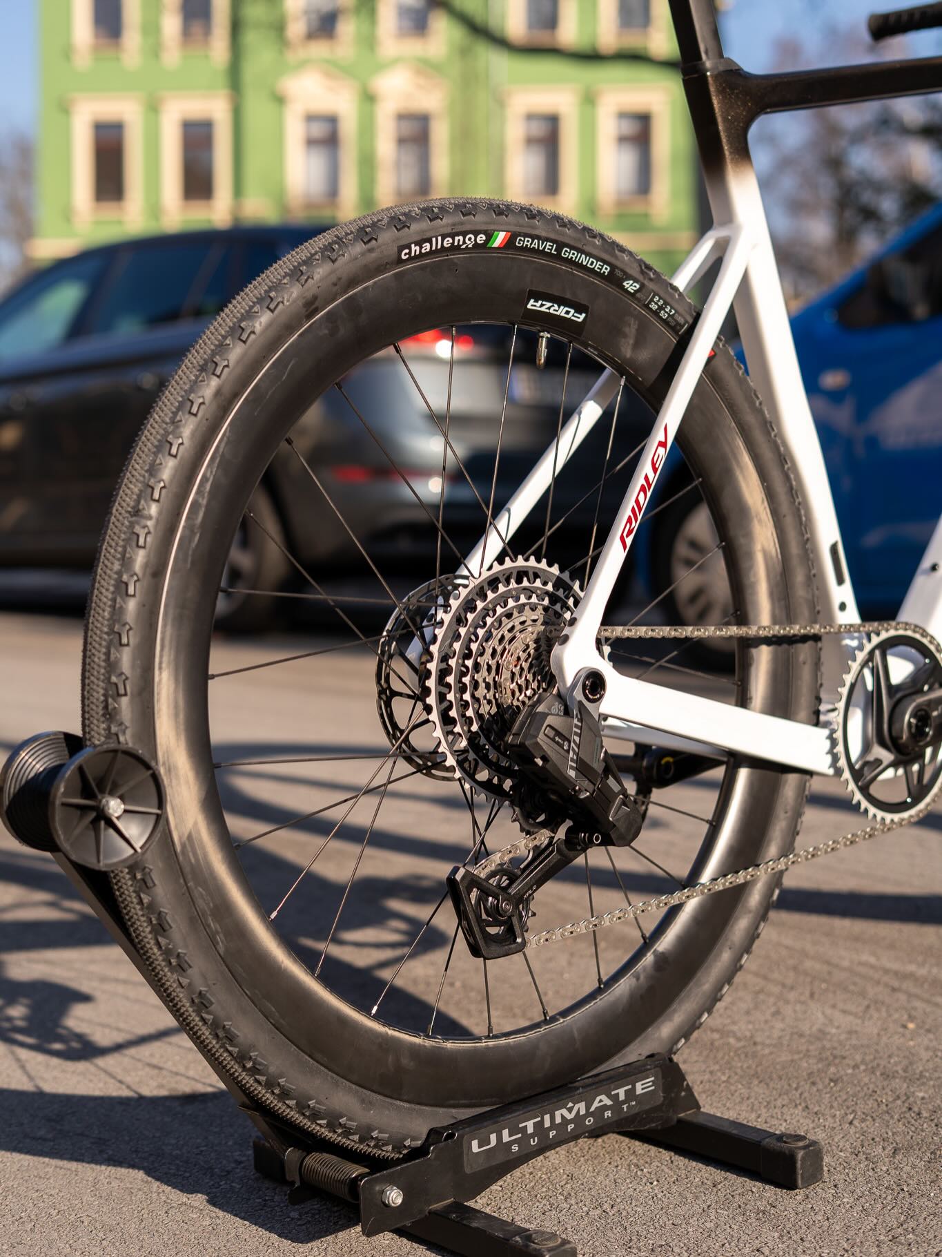 Hatten wir E-Grifn gesagt? Genau das meinen wir auch so… 👀⚡️
Im Detail steckt nämlich das, was dieses Bike so besonders macht:
Der @mahle_smartbikesystems Motor sitzt smart im Hinterrad versteckt – kaum zu sehen, aber definitiv zu spüren 🚲💥
Durch das leichte Gesamtgewicht fährt sich das Bike wie ein sportlicher Renner…
aaaaber mit dem nötigen E, wenn’s mal wieder etwas entspannter gehen soll 😏
Unauffällig, kraftvoll und einfach verdammt spaßig.
Genau unser Ding 🔥
#ridley #egrifn #mahle #ebike #bikepointdresden