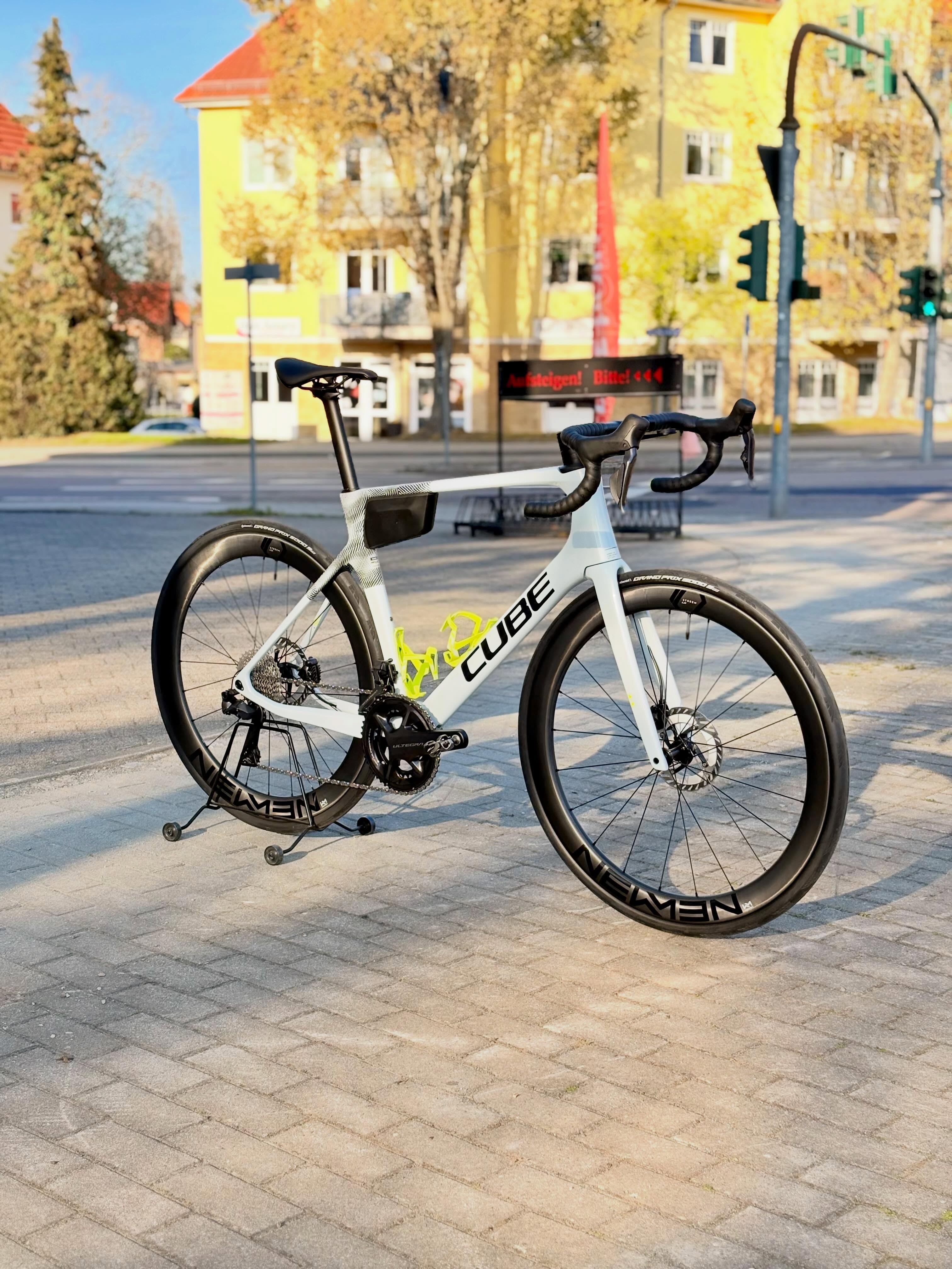 Das Cube Agree C:62 Race ist dieses Jahr wahrscheinlich das attraktivste Bike der gesamten Agree-Reihe. 🚲
Mit dem passenden Equipment wird das Gesamtbild dann endgültig rund — sportlich, clean und genau irgendwo zwischen Racebike und Kunstobjekt. 🚴♂️
Ein Rad, bei dem man eigentlich erst losfahren will… nachdem man es fünf Minuten angeschaut hat. 😄
#bikepointdresden #bikes #cube #agree #roadbike