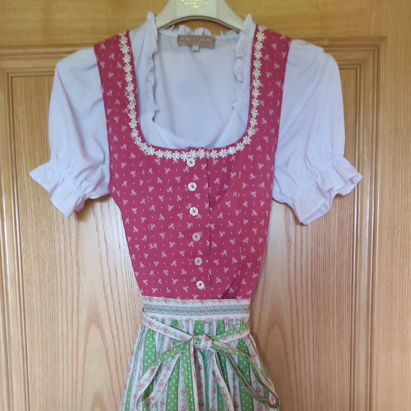 Frühlingszeit ist Trachtenzeit 🌷🥨
Im Frühling geht es jetzt endlich wieder los: Hochzeiten, Maibaumaufstellung, Kommunion oder Bierzelt - mit der richtigen Tracht bist du immer gut angezogen! 😁
Du suchst noch nach einem Dirndl, einer Lederhose oder Accessoires?
Dann komm zu uns in die Kleiderkammer Schongau! 😊
Wir haben auch schöne, secondhand Tracht für Damen, Herren und Kinder. Stöbert gerne durch unser wechselndes Sortiment! 🥰
Wir freuen uns auf euch! 😊
---------------------------------------------------------------
Kleiderkammer Schongau e. V.
📌 Blumenstraße 2, 86956 Schongau
🕚 Jeden Mittwoch außerhalb der Schulferien von 11 bis 17 Uhr geöffnet