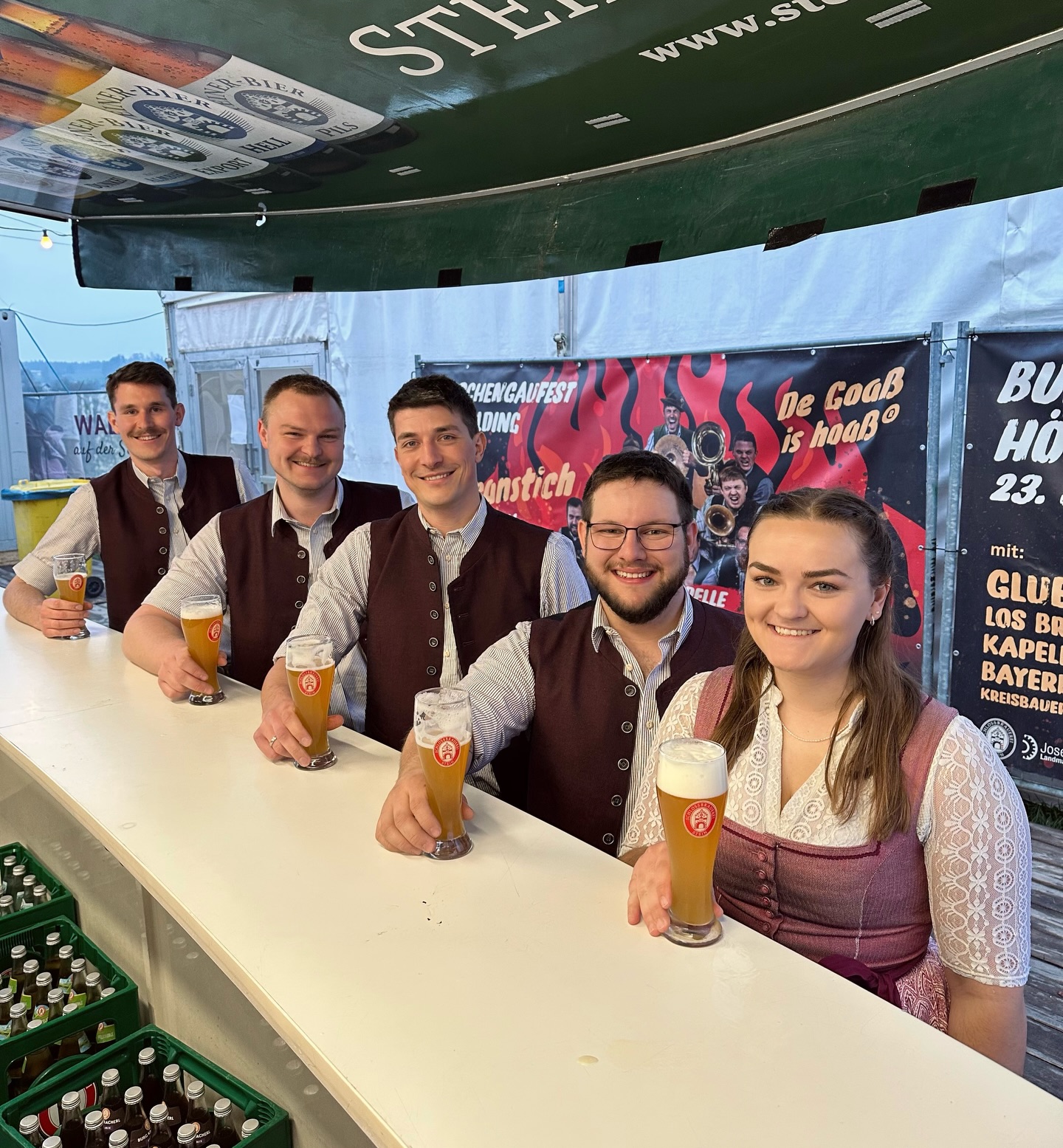 Die Bierzelt-Saison 2026 is seit Freitag offiziell eröffnet ?⛺️
Im brandneuen Outfit von @trachtenhofer kimma uns jetz von unserer besten Seite zoang ?
Ein mega Dankeschön an @dirndl_und_arbeiterverein_stoa und @feuerwehr_stein_an_der_traun, dass ma wieder für eich spuin ham derfa! ?
Es war (wie immer ?) einfach sau cool ?
So startet ma gern in die Sommer-Saison 2026 ???
#weinfest #bierzelt #last5 #newlook #liveband