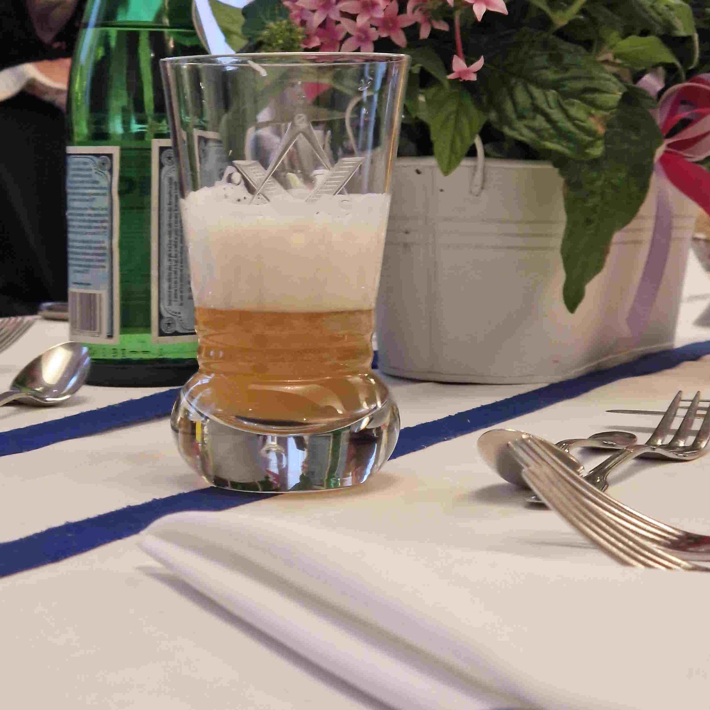 Ein Toast auf …
Bei unseren Tafellogen werden Toaste gehalten. Üblicherweise „feuern“ wir mit Wein oder Wasser. In modernen Zeiten klappt das auch genauso gut mit Bier. Aber der Schaum …
#freimaurer #freemason #freimaurerbremen #bremerlogenhaus #bruderkette #Herderloge #Herder #bruederlichkeit #2b1ask1 #selfcare #selbsterkenntnis #sinnbild #bremen #Freimaurerei #humanitaer #afuamvd #humanitaet #toast #bier #beer