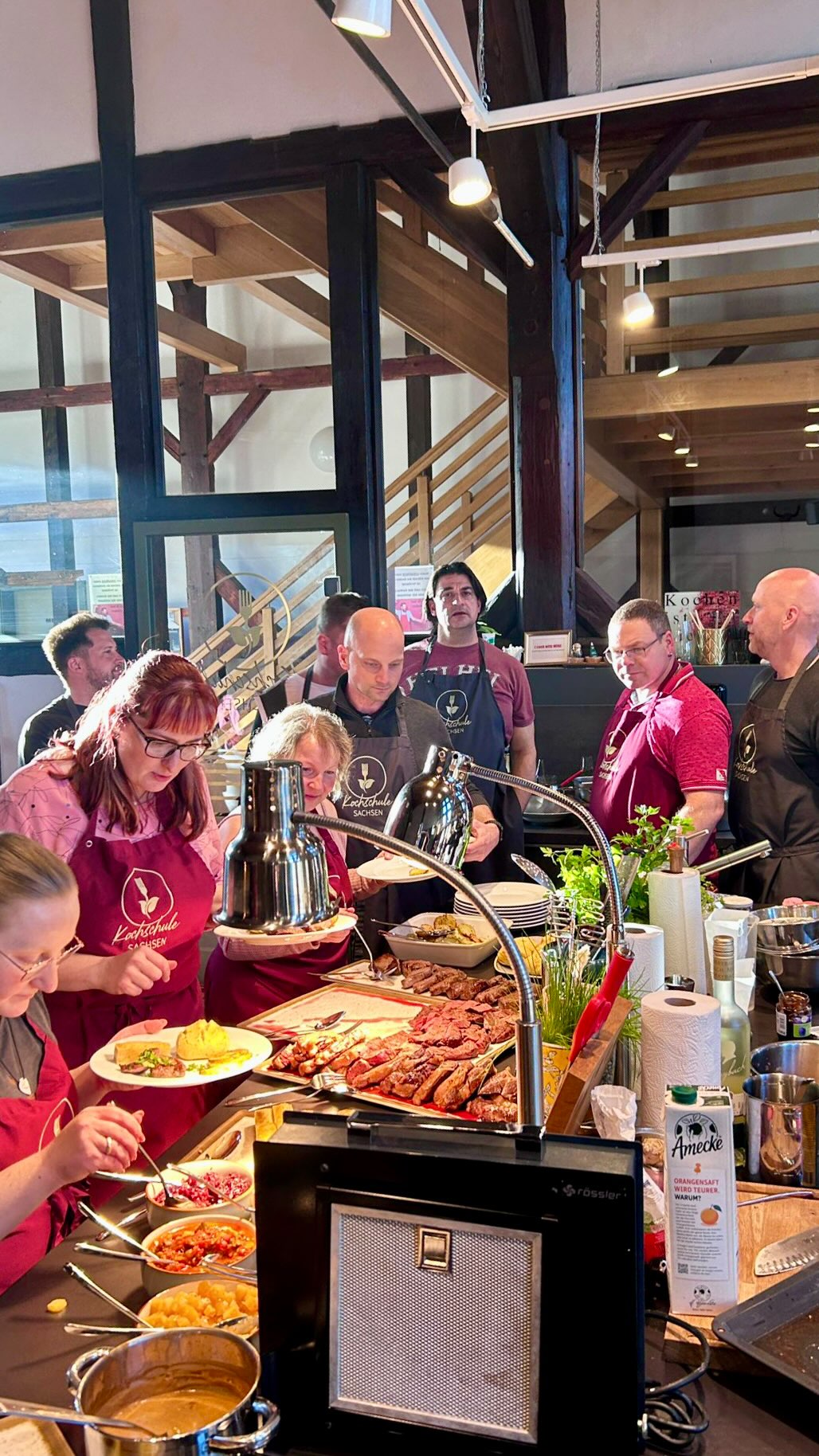 „Beef is all you need! ?“ ... war der Aufruf zu unserem Steak- Kochkurs am 11. April 2026 und alle Plätze waren belegt!
Die Teilnehmer grillten gemeinsam mit Koch Jens und schnell zogen die köstlichsten Gerüche durch Schlagwitz. Was macht gutes Fleisch aus? Welches eignet sich eigentlich zum Grillen und wie würzt und mariniert man dieses. All dies wurde ausführlich beantwortet- es blieben keine Fragen mehr offen und so entstanden perfekte Flank Steaks, Tri Trips und die beliebte Dry Agent Hochrippe mit ihren köstlichen Begleitern - kreativen Beilagen und leckeren Saucen.
Fazit: köstliches Essen, gute Gespräche, neue Informationen und genug Input, um die ein oder andere Köstlichkeit zu Hause selbst zu kreieren ?️??️.
Na ... Lust bekommen auf einen unserer beliebten Fleischkochkurse? Egal ob Grill, Pfanne, Beefer oder Plancha ... bei uns gibt´s regionale und qualitativ hochwertige Fleischköstlichkeiten satt! Schaut gern bei uns vorbei oder kontaktiert uns unter:
?? www.kochschule-sachsen.de
? 0174/2894035
✉️ verkauf@kochschule-sachsen.de
#kochschulesachsen
#meatlovers
#kochenunteranleitung
#kochenlernen
#kochkurs