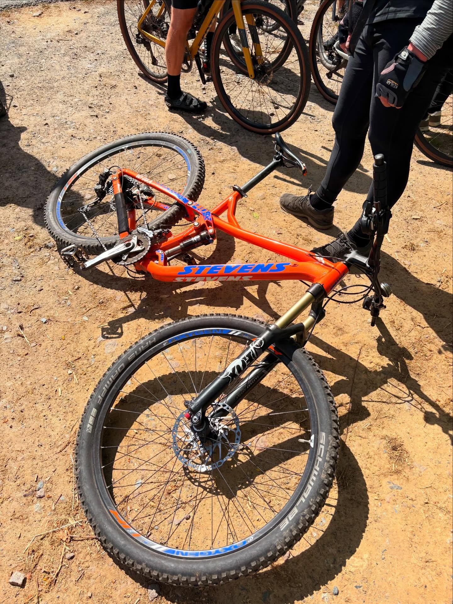 Manchmal braucht’s nicht das Neueste vom Neuen. 🙌
Bei unserer letzten Ausfahrt war alles dabei – von frischen Gravel-Builds bis hin zu echten Klassikern. Besonders ins Auge gefallen ist uns ein treuer Begleiter auf zwei Rädern: ein fast schon nostalgisches @stevensbikeshamburg Jura Fully.
Sein Fahrer bringt’s ziemlich entspannt auf den Punkt:
„Mehr brauch ich nicht – das kann fast alles und ich bin zufrieden.“
Genau das feiern wir. 💛
Langlebigkeit, Vertrauen ins eigene Setup und einfach fahren, statt ständig upgraden.
Mehr davon! 🚲
#rideyourbike #gravelride #mtblove #nachhaltigkeit #bikepointdresden