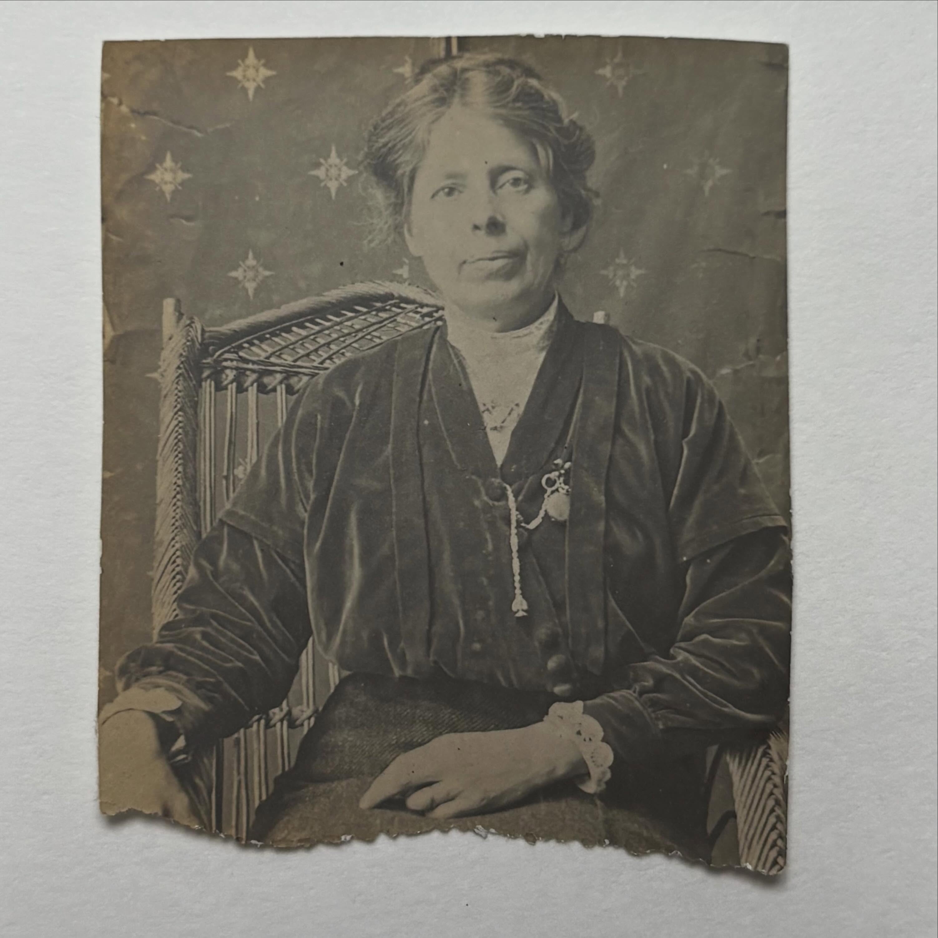 Émotion ?
Nous avons découvert un portrait de l’astronome Dorothea Klumpke. Il n’est pas plus grand qu’un timbre !
Le saviez-vous ? Dorothea est la première femme à soutenir une thèse en mathématiques à la Sorbonne. Sa thèse portait sur les anneaux de Saturne. @paris1pantheonsorbonne ?
Elle a ensuite dirigé une section de l’Observatoire National de Paris pour le projet Carte du ciel, et a aussi photographié des nébuleuses en en découvrant d’autres.
Sa vie est digne d’un roman, et son amoureux l’astronome Isaac Roberts l’a même demandé en mariage sur une montgolfière ?Elle a vécu au château après le décès de son époux…
C’est la raison pour laquelle nous conservons des milliers de documents qui lui appartenaient.
#chateaurosabonheur #dorotheaklumpke #femmescientifique #nebuleuse