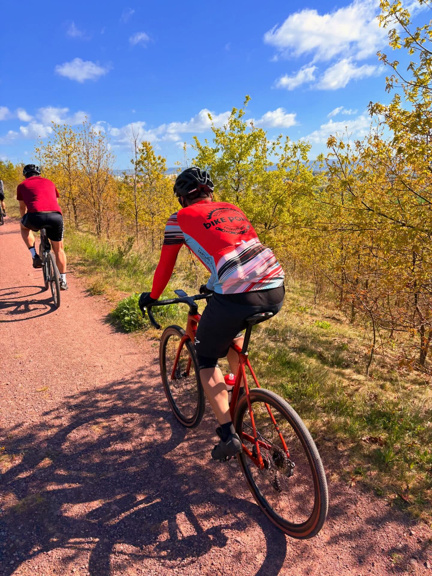 Road less traveled – Recap. 🌿🚴♂️
Was für ein Tag! Sonne im Gesicht, Schotter unter den Reifen und genau die richtigen Leute dabei.
Gemeinsam ging’s gen Süden über abwechslungsreiche Trails, knackige Anstiege und entspannte Passagen zum Durchatmen. Sportlich, aber immer im Flow – genau so, wie’s sein soll.
Die Einkehr in Kreischa? …nur mit Automateneis ☕🍰
Die Stimmung? Locker.
Die Beine? Spürbar 😅
Danke an alle, die dabei waren und diesen Ride wieder besonders gemacht haben. Wir freuen uns schon auf die nächste Runde – natürlich wieder abseits der ausgetretenen Pfade.
@teambikepointdresden
#bikepoint #bikepointdresden #gravel #gravelbike teambikepointdresden